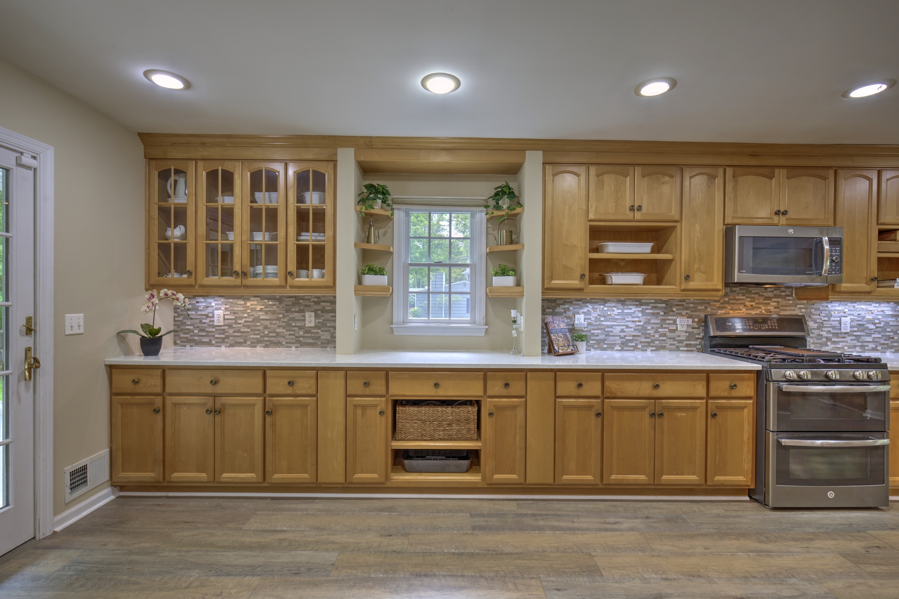  Expanded and Beautifully Maintained Custom Split Level Home - 物件實景