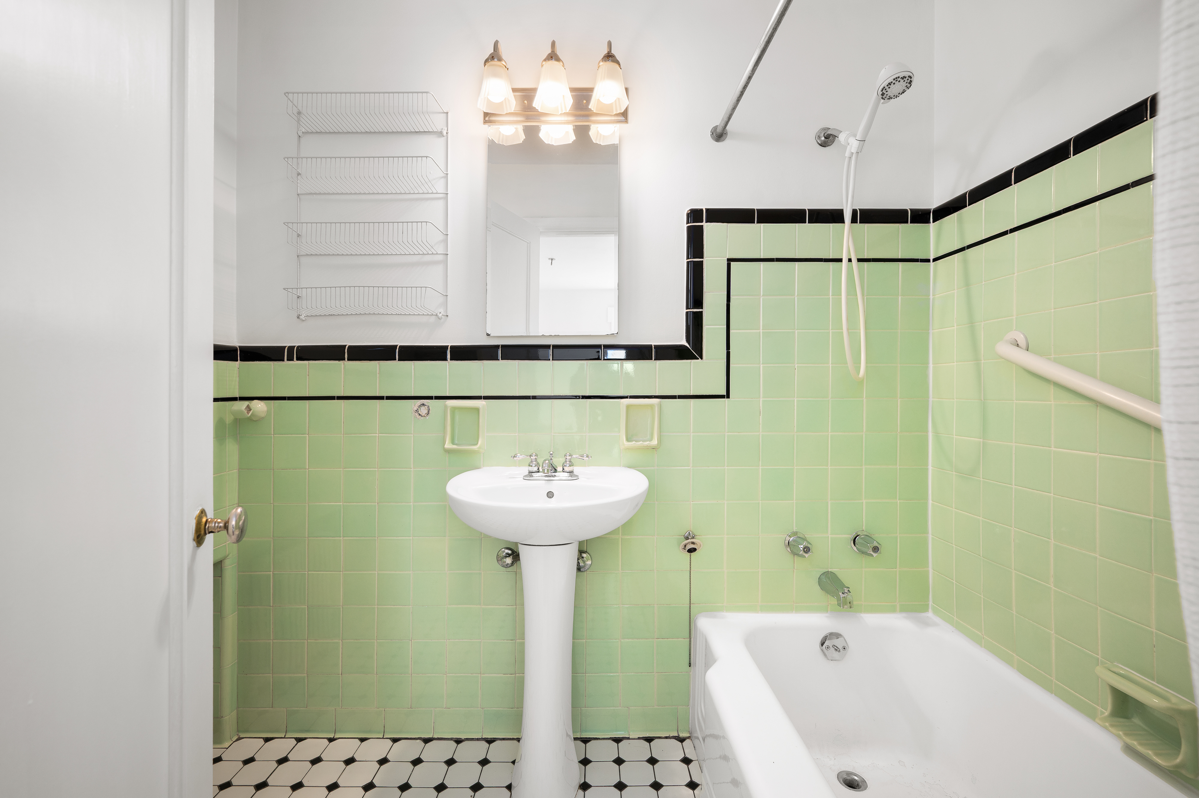  Discover Timeless Mid-Century Character Paired with Thoughtful Updates - 物件實景