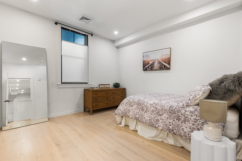 Boston, Massachusetts, 02128, United States, 2 Bedrooms Bedrooms, ,2 BathroomsBathrooms,Residential,For Sale,1940624