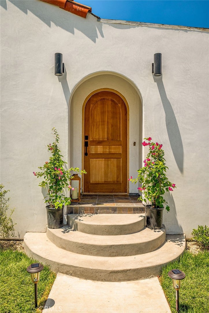 Los Angeles, California, 90018, United States, 3 Bedrooms Bedrooms, ,2 BathroomsBathrooms,Residential,For Sale,1905808