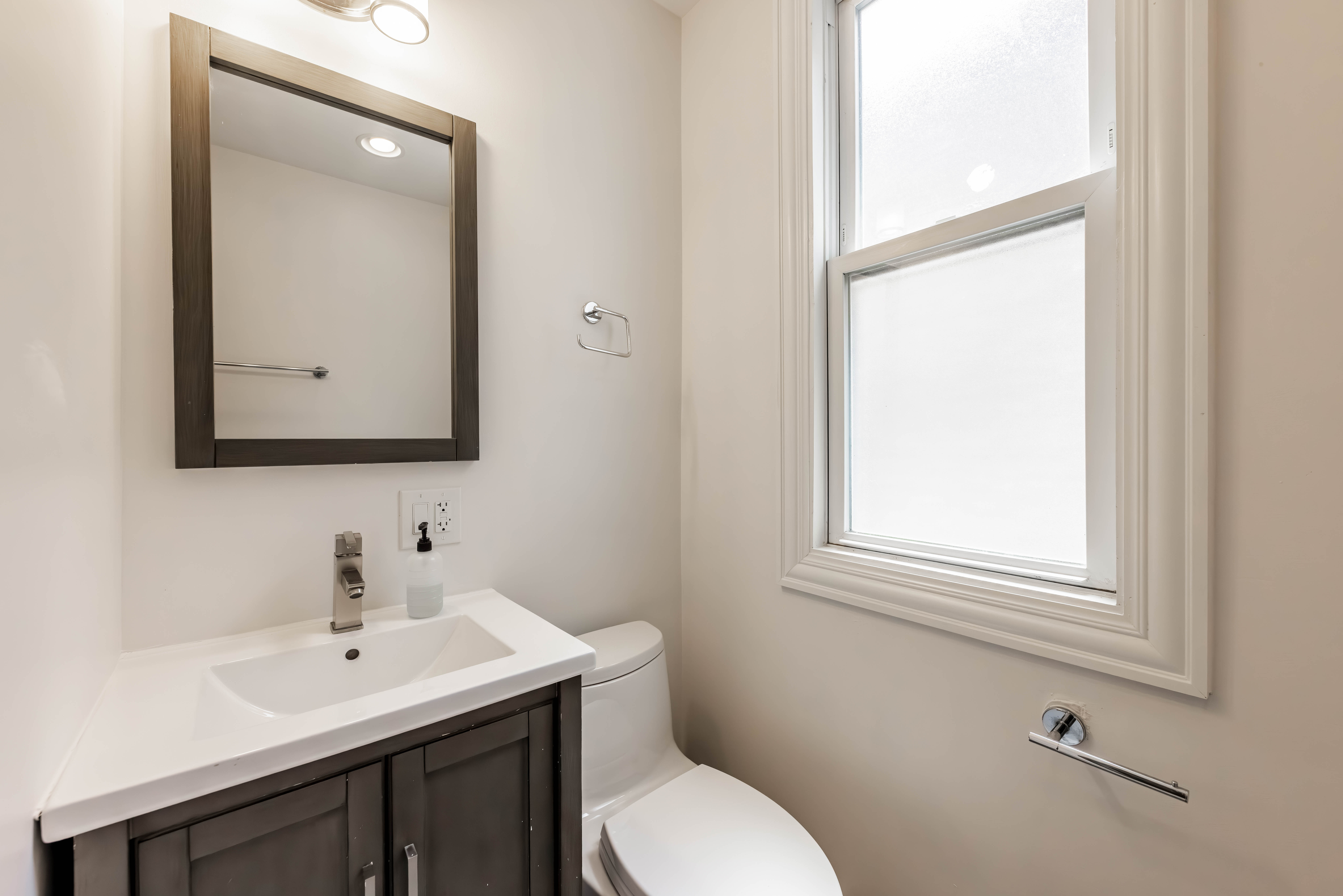  A Rare Opportunity to Own a Quintessential Vintage Rowhome - 物件實景
