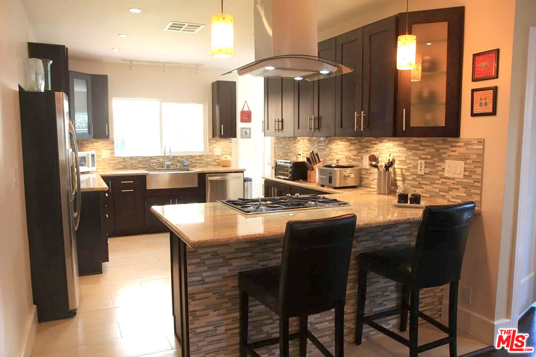 Los Angeles, California, 90004, United States, 3 Bedrooms Bedrooms, ,2 BathroomsBathrooms,Residential,For Sale,1987730