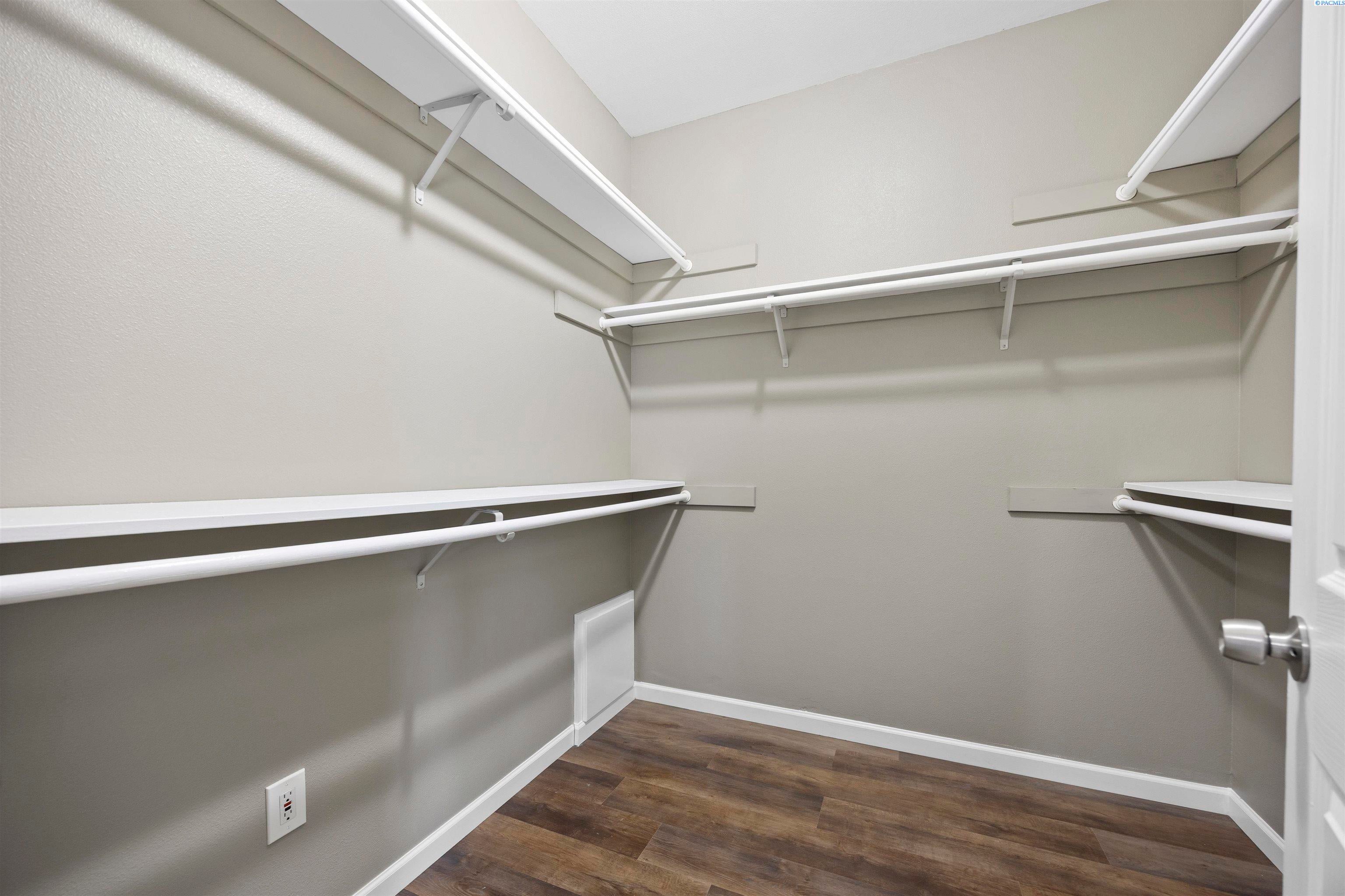 West Richland, Washington, 99353, United States, 5 Bedrooms Bedrooms, ,3 BathroomsBathrooms,Residential,For Sale,2020893