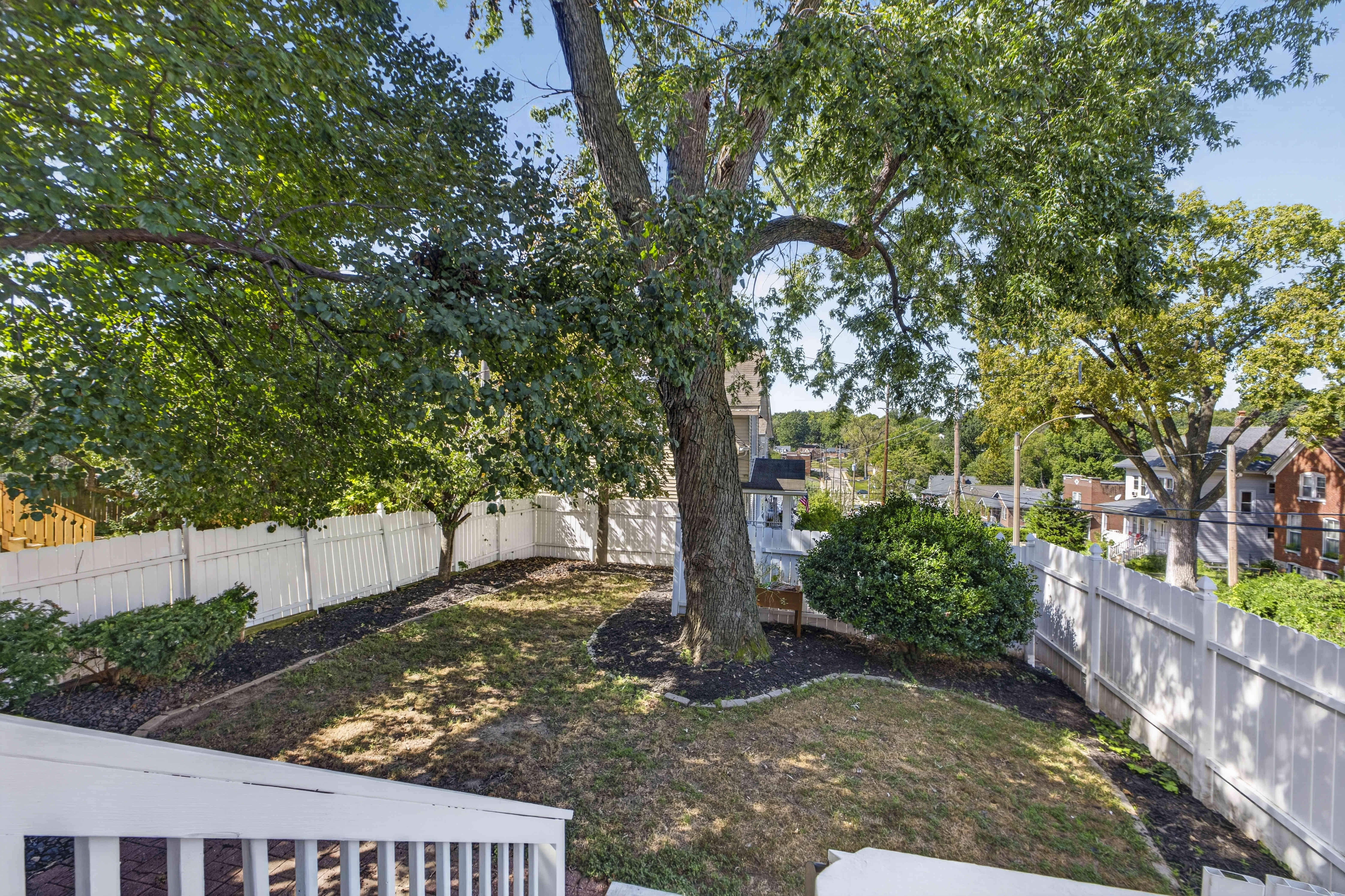  This solid brick South City St. Louis home has architectural character... - 物件實景