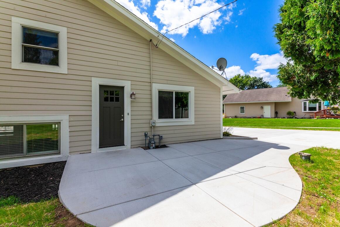 Delafield, Wisconsin, 53072, United States, 3 Bedrooms Bedrooms, ,2 BathroomsBathrooms,Residential,For Sale,1927266