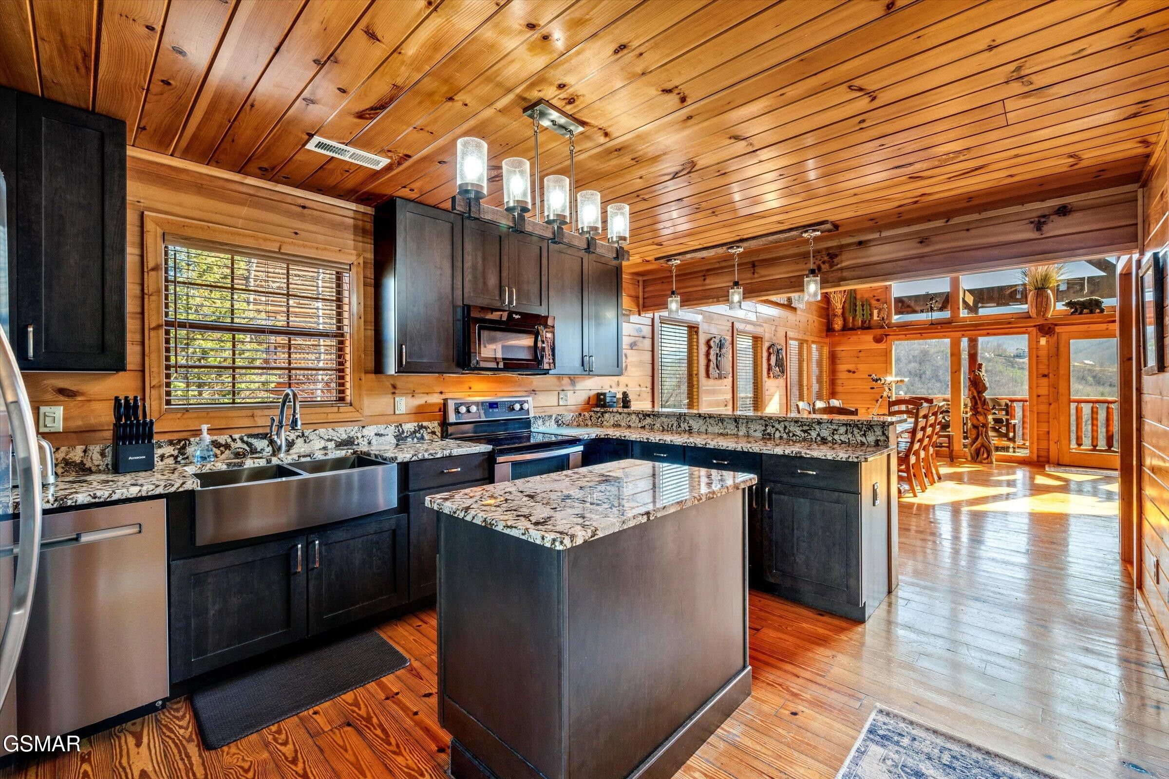 Gatlinburg, Tennessee, 37738, United States, 4 Bedrooms Bedrooms, ,5 BathroomsBathrooms,Residential,For Sale,1914228