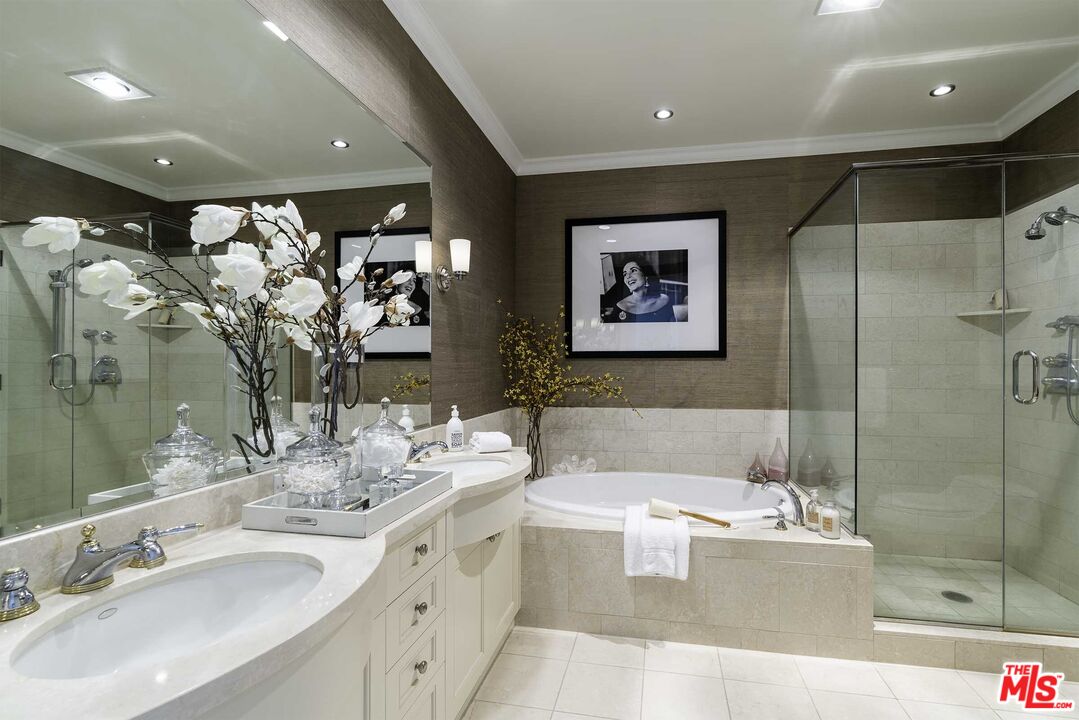 Los Angeles, California, 90024, United States, 2 Bedrooms Bedrooms, ,3 BathroomsBathrooms,Residential,For Sale,1840834