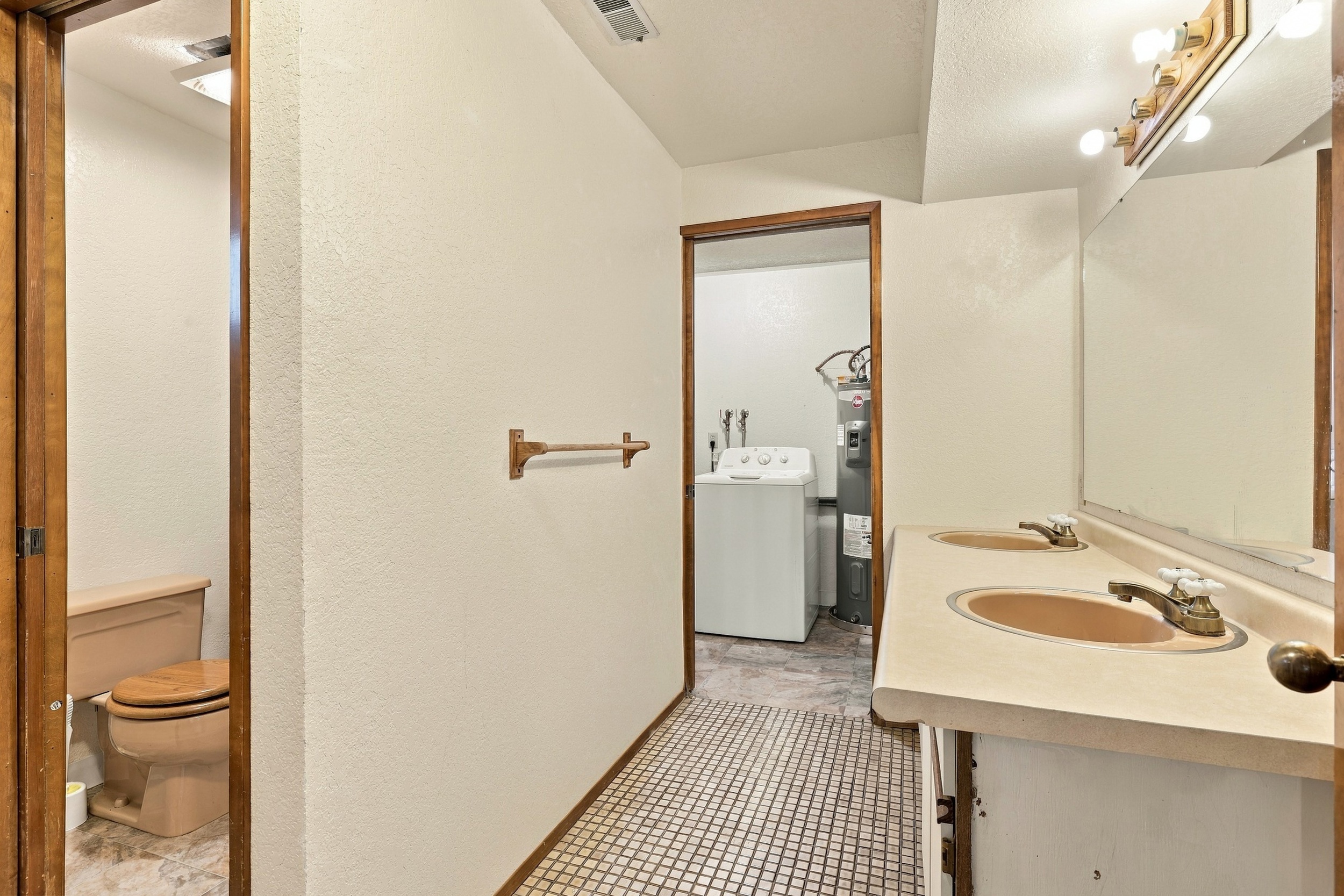  400FT OF RIVERFRONT - 物件實景