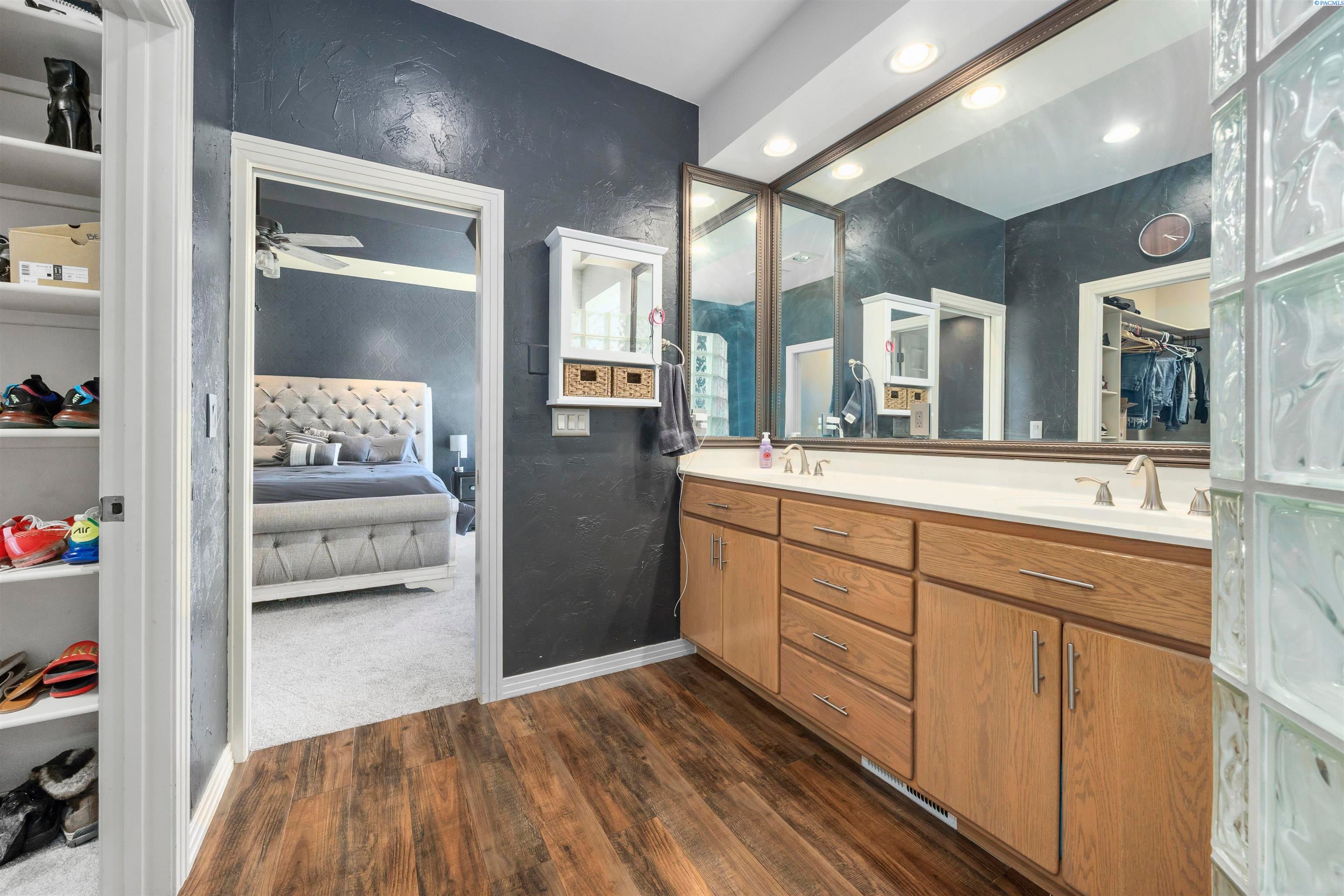 Kennewick, Washington, 99337, United States, 6 Bedrooms Bedrooms, ,4 BathroomsBathrooms,Residential,For Sale,1979182