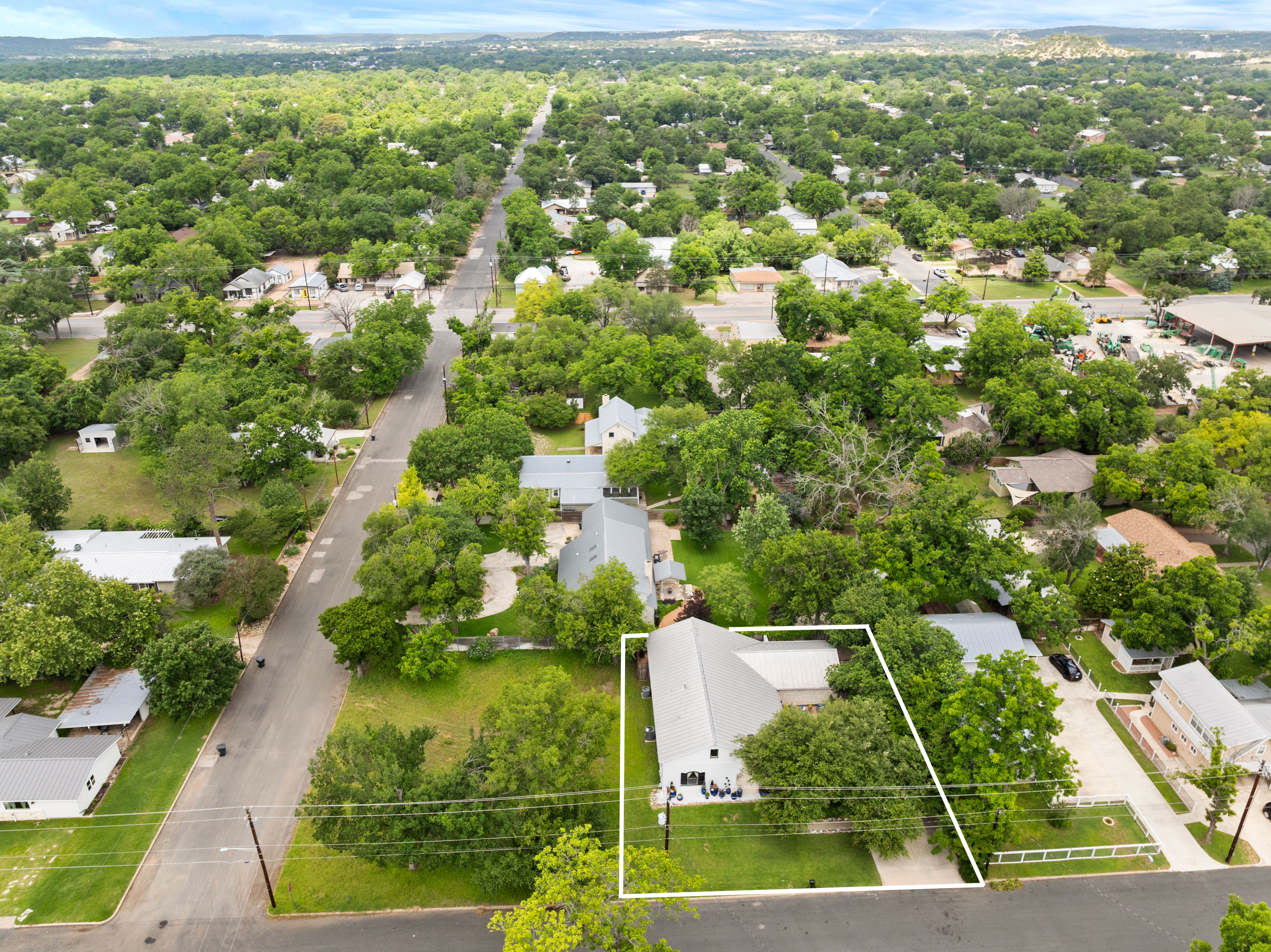  Privacy, Hill Country Charm and Income Potential - 物件實景
