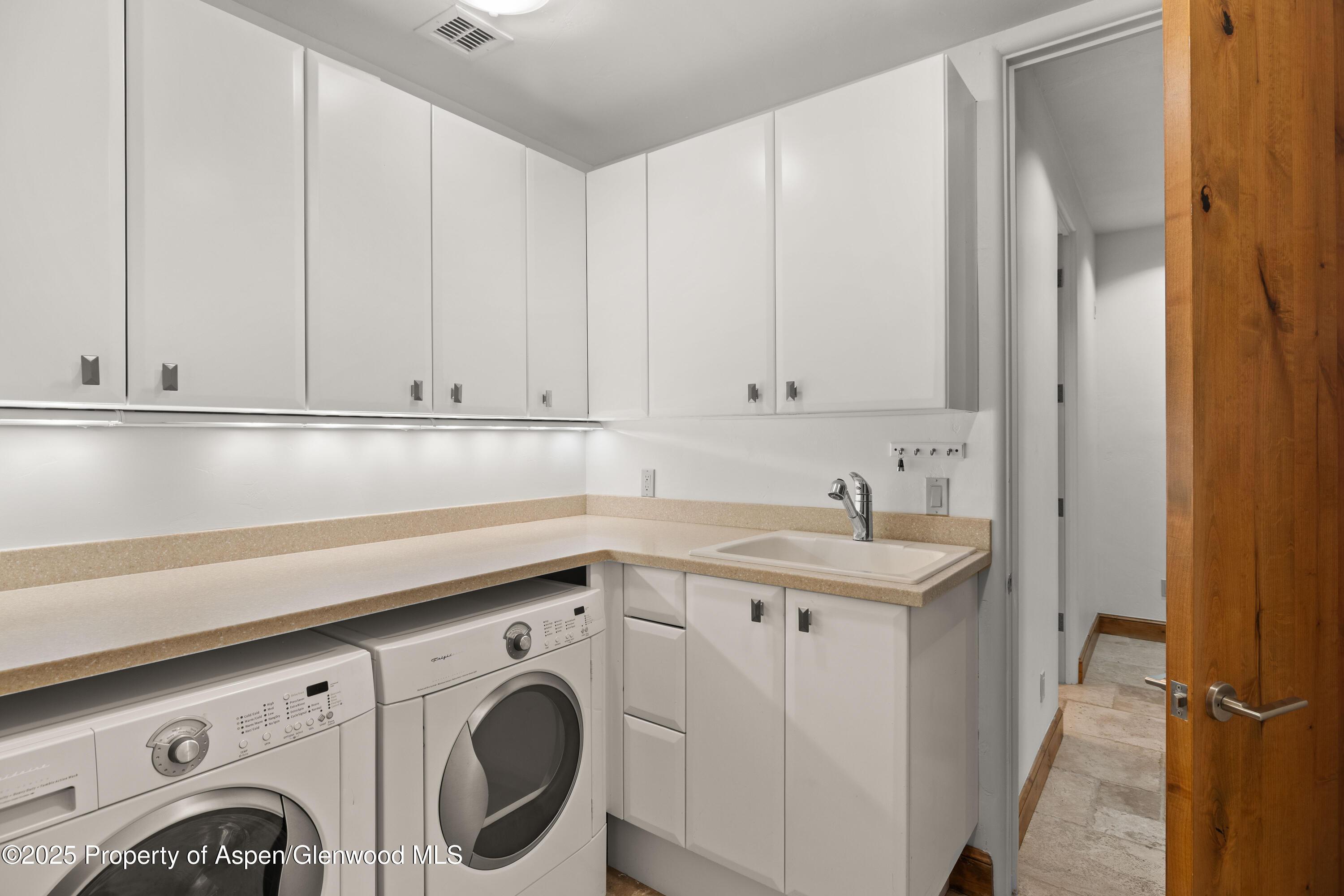 Aspen, Colorado, 81611, United States, 4 Bedrooms Bedrooms, ,5 BathroomsBathrooms,Residential,For Sale,1998129