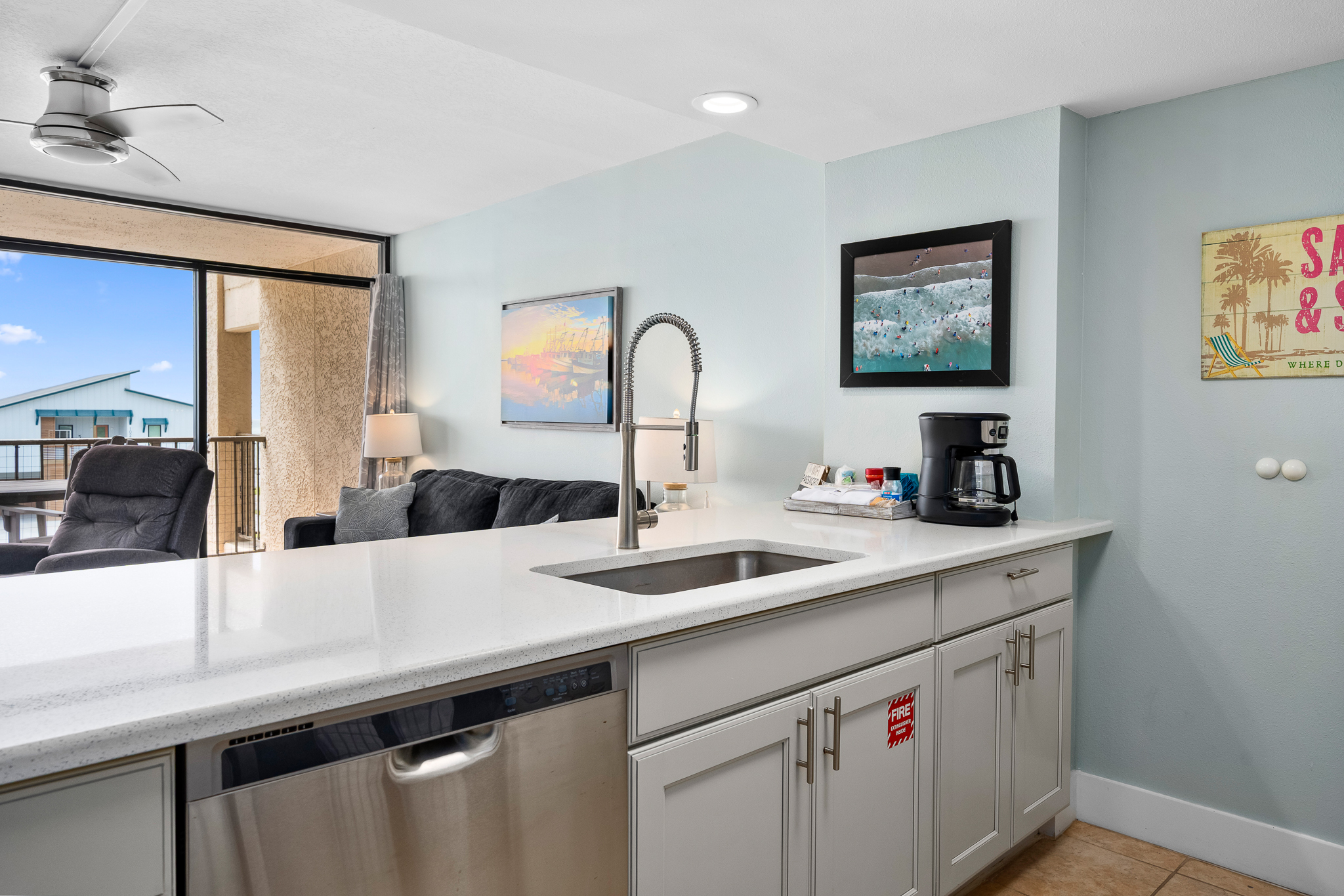  STUNNING WATERFRONT CONDO WITH MODERN UPDATES & SPECTACULAR VIEWS - 物件實景