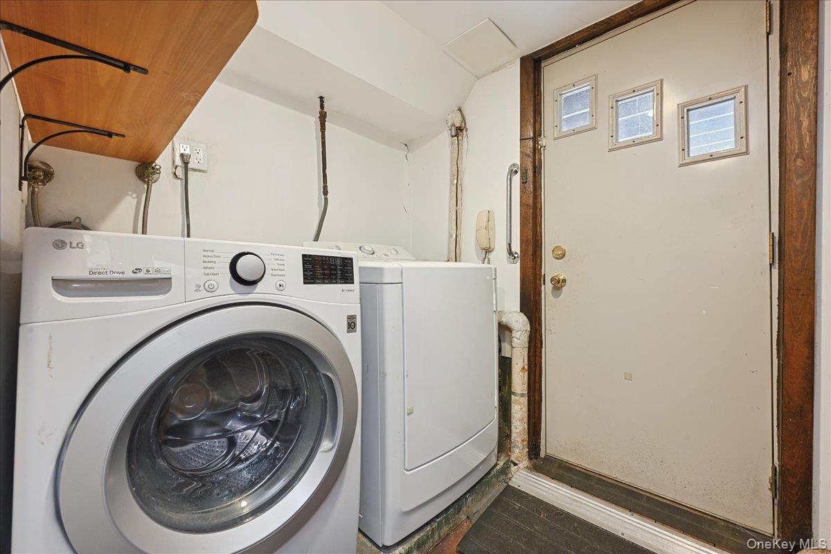 Valley Stream, New York, 11581, United States, 3 Bedrooms Bedrooms, ,2 BathroomsBathrooms,Residential,For Sale,1998416