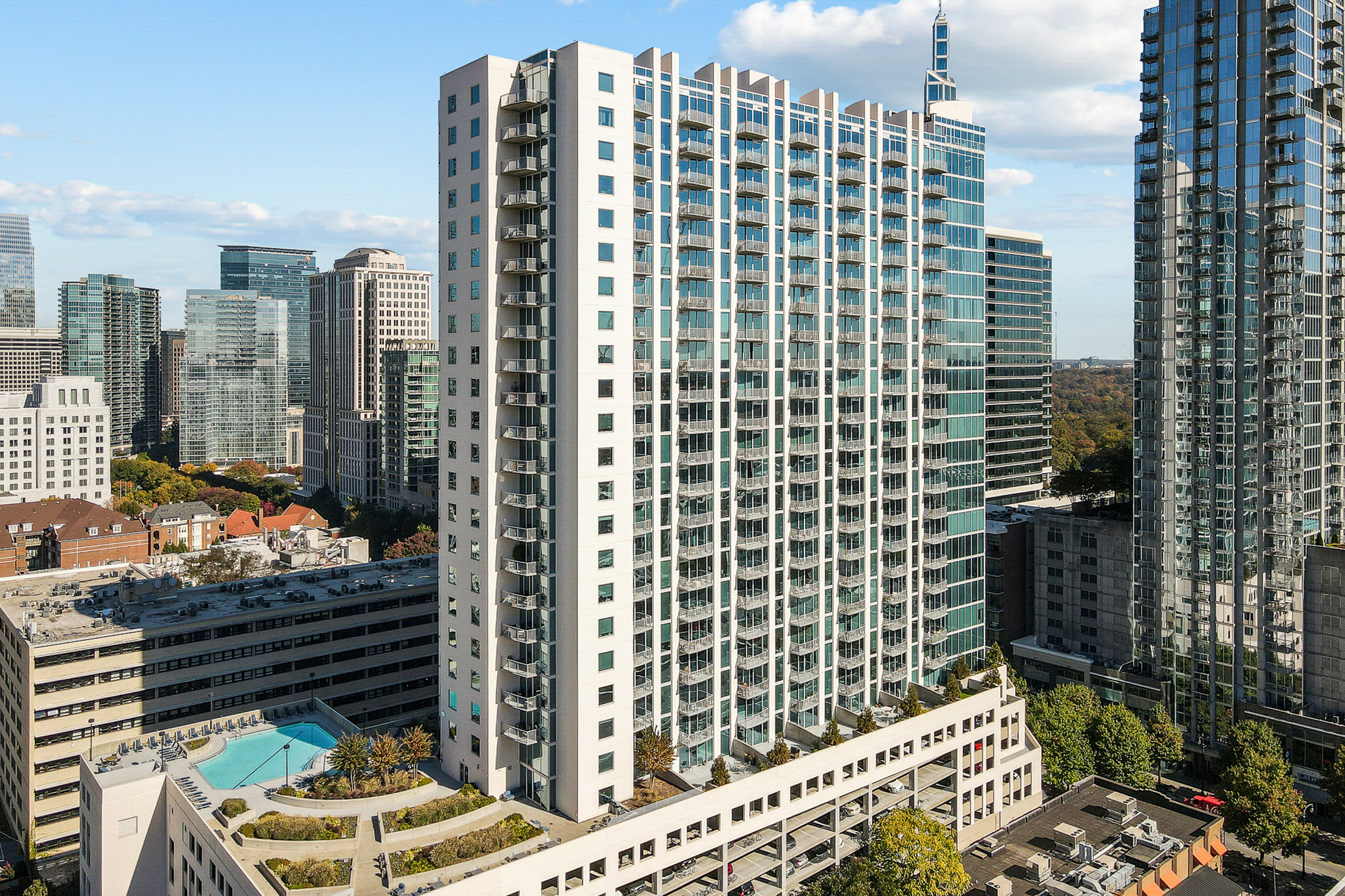  Stunning Sunset Views from the 24th Floor at Spire Midtown - 物件實景