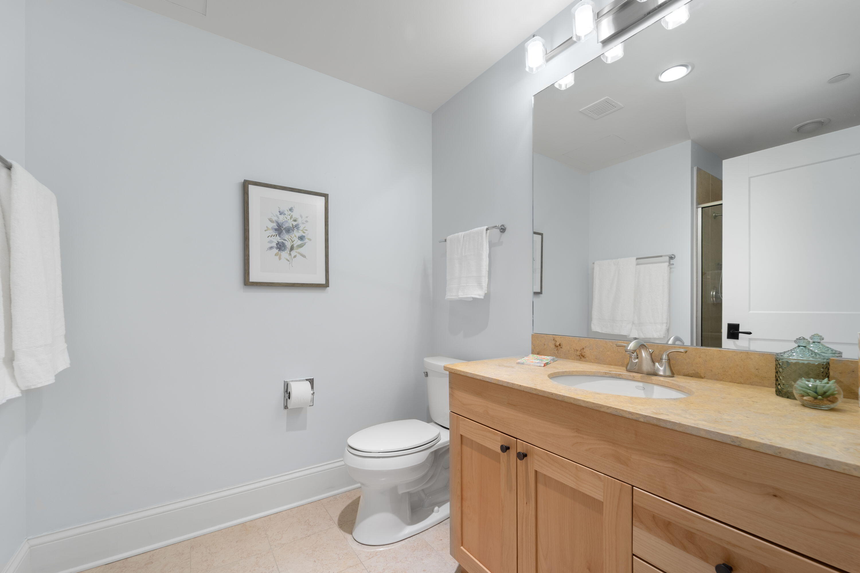 Milwaukee, Wisconsin, 53202, United States, 2 Bedrooms Bedrooms, ,2 BathroomsBathrooms,Residential,For Sale,1837174