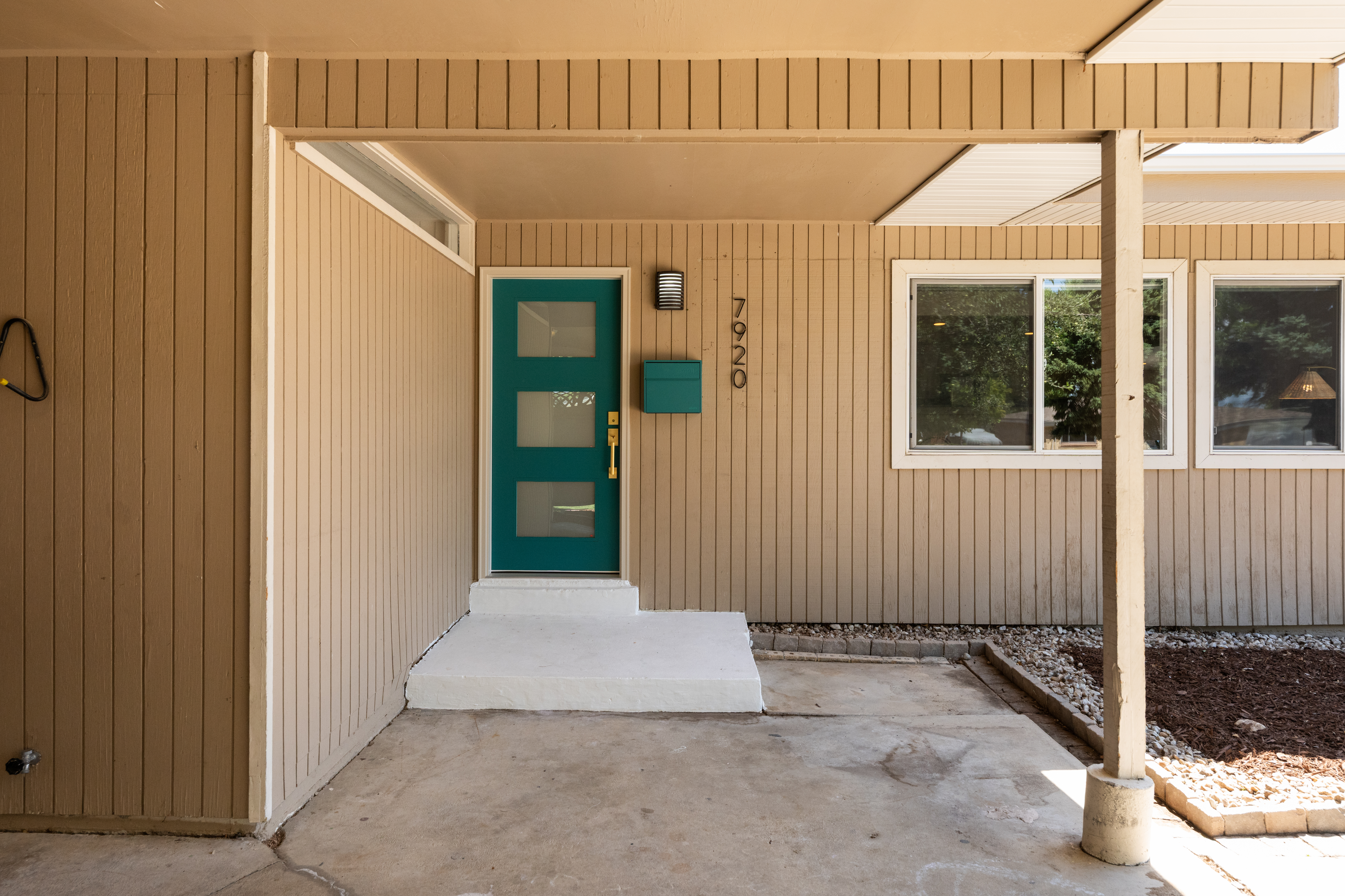  Beautiful mid-century modern home offering the perfect blend - 物件實景