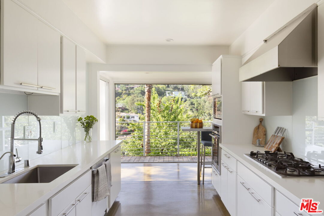 Los Angeles, California, 90068, United States, 3 Bedrooms Bedrooms, ,4 BathroomsBathrooms,Residential,For Sale,1839885