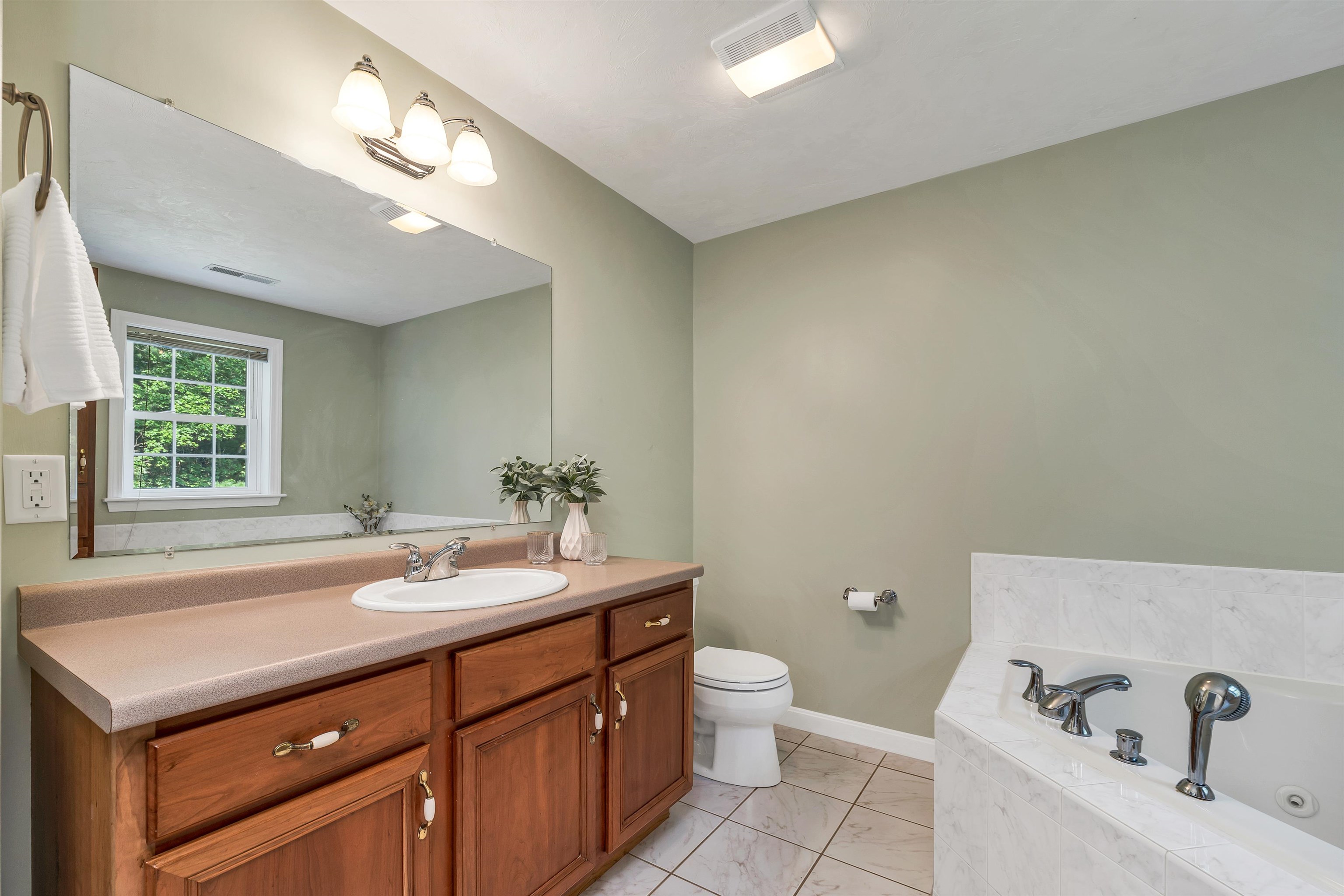 Nashua, New Hampshire, 03062, United States, 4 Bedrooms Bedrooms, ,2 BathroomsBathrooms,Residential,For Sale,1918532