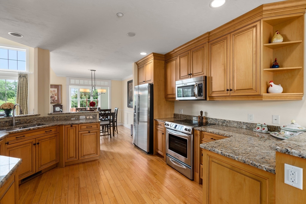 Topsfield, Massachusetts, 01983, United States, 3 Bedrooms Bedrooms, ,4 BathroomsBathrooms,Residential,For Sale,1919472