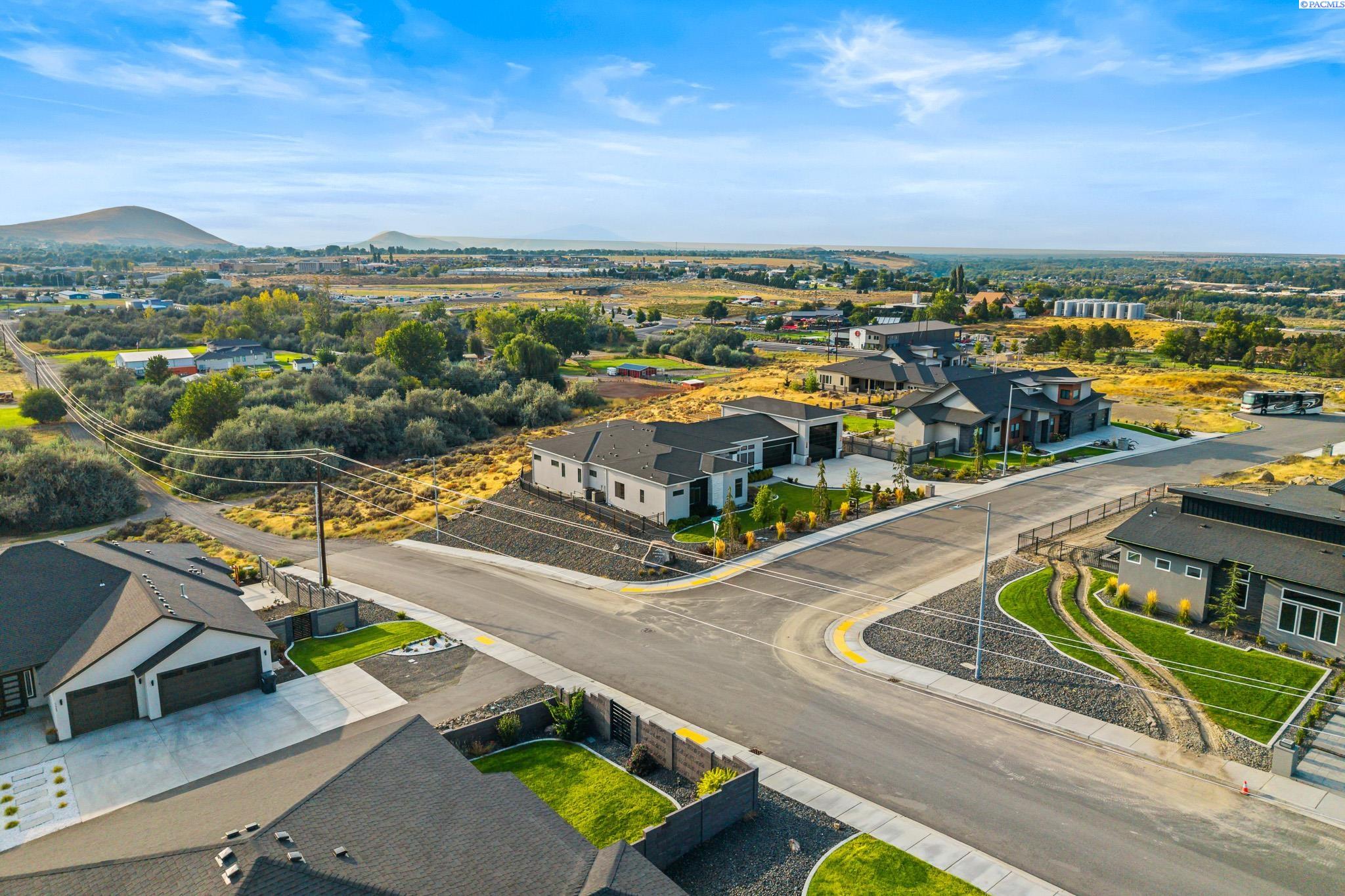 Richland, Washington, 99352, United States, 4 Bedrooms Bedrooms, ,4 BathroomsBathrooms,Residential,For Sale,1943884