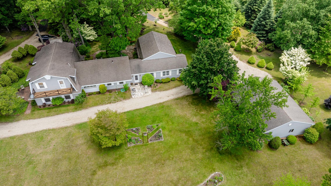 Coloma, Michigan, 49038, United States, 5 Bedrooms Bedrooms, ,4 BathroomsBathrooms,Residential,For Sale,1850191