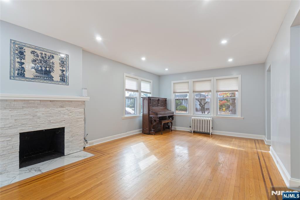 Teaneck, New Jersey, 07666, United States, 3 Bedrooms Bedrooms, ,2 BathroomsBathrooms,Residential,For Sale,1987513