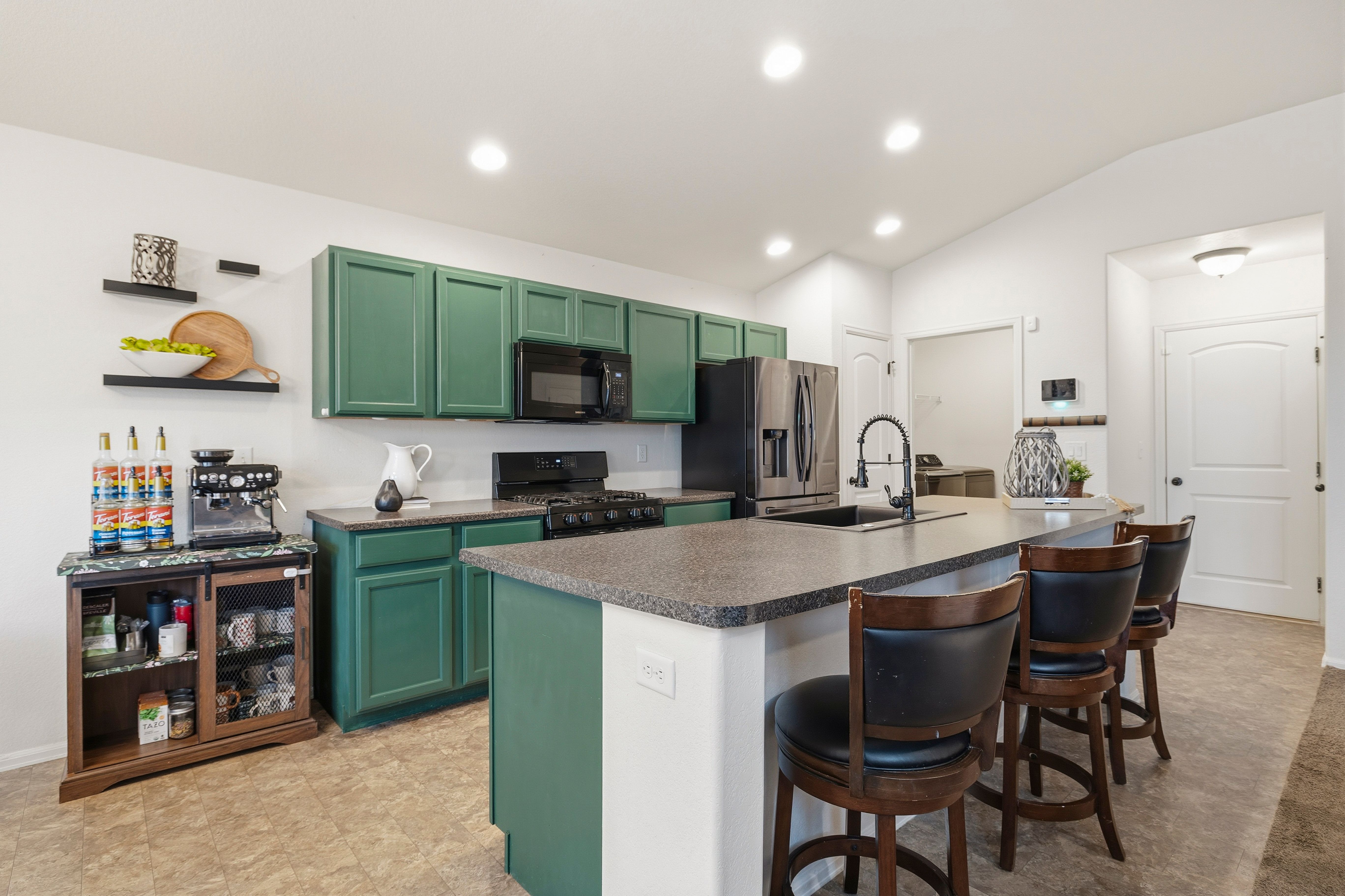  5 Bedrooms, Finished Basement, Solar Paid Off at Closing, I-25 Access - 物件實景