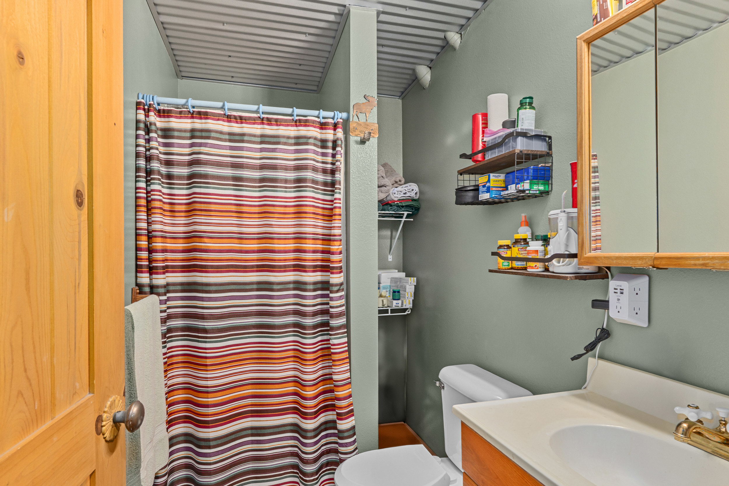 Colville, Washington, 99114, United States, 2 Bedrooms Bedrooms, ,3 BathroomsBathrooms,Residential,For Sale,1763209