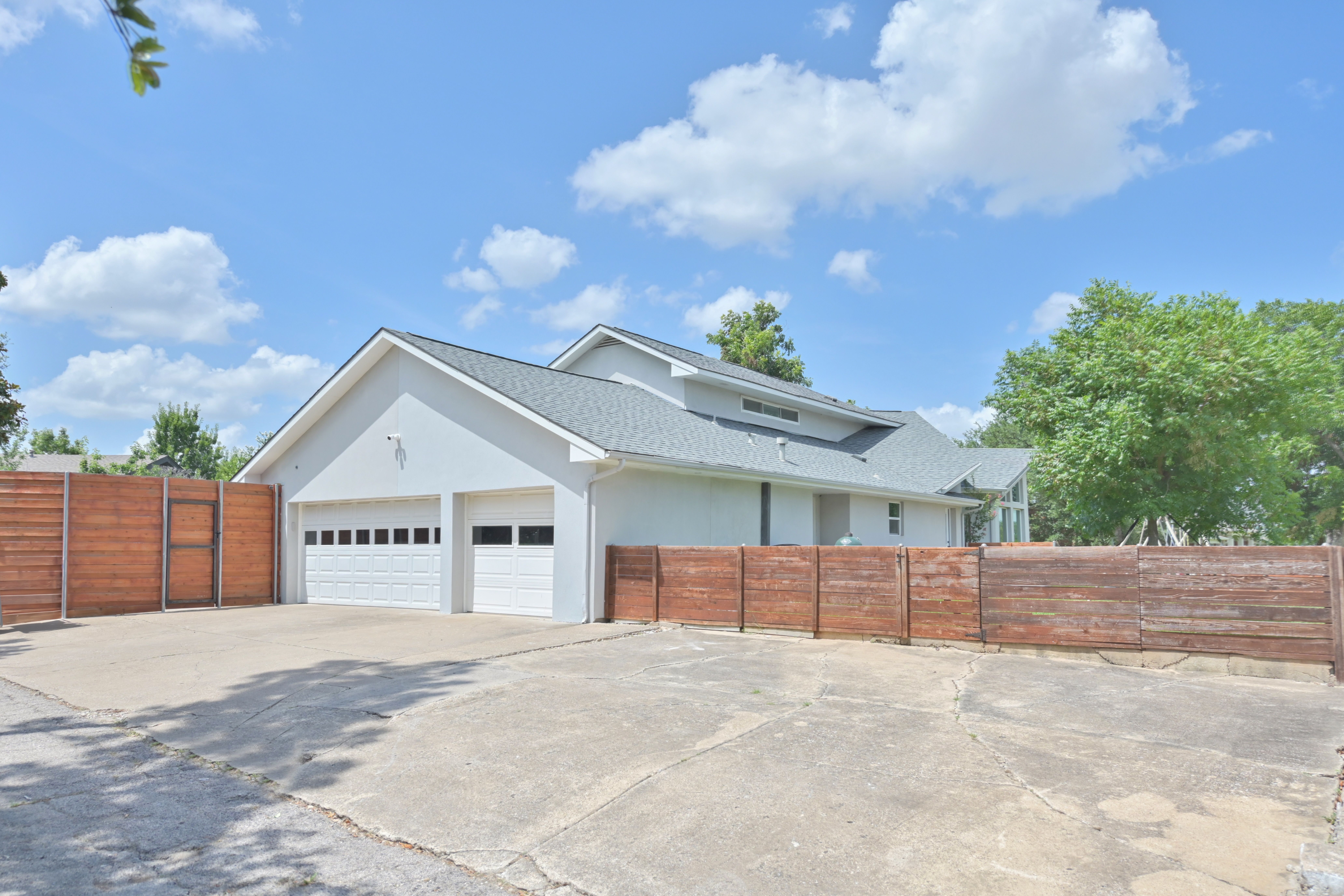  Desirable Corner Lot Home with Back Yard Oasis - 物件實景