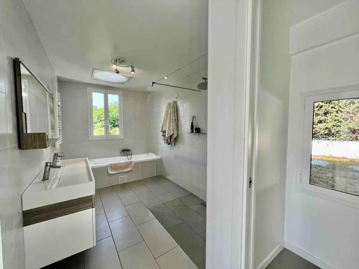 Le Cannet, Provence-Alpes-Côte d’Azur, 06110, FR, 4 Bedrooms Bedrooms, ,4 BathroomsBathrooms,Residential,For Sale,1829456