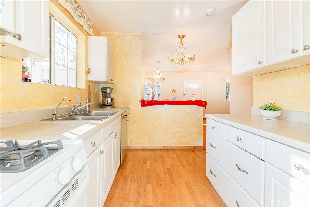 Sunland, California, 91040, United States, 3 Bedrooms Bedrooms, ,2 BathroomsBathrooms,Residential,For Sale,1997333