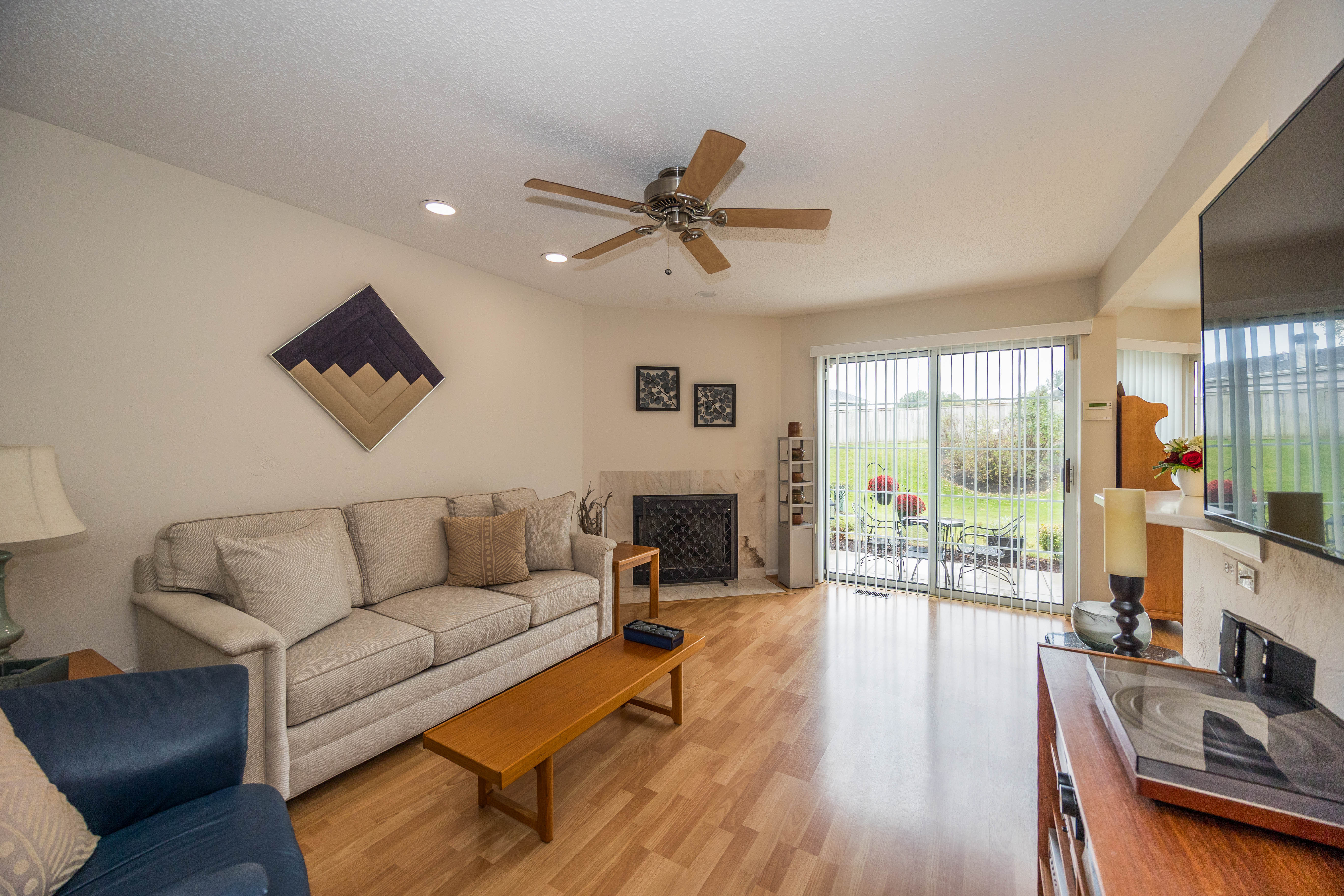  Welcome to This Beautifully Maintained, Sun-Filled 3-Bedroom Plus Loft Home - 物件實景