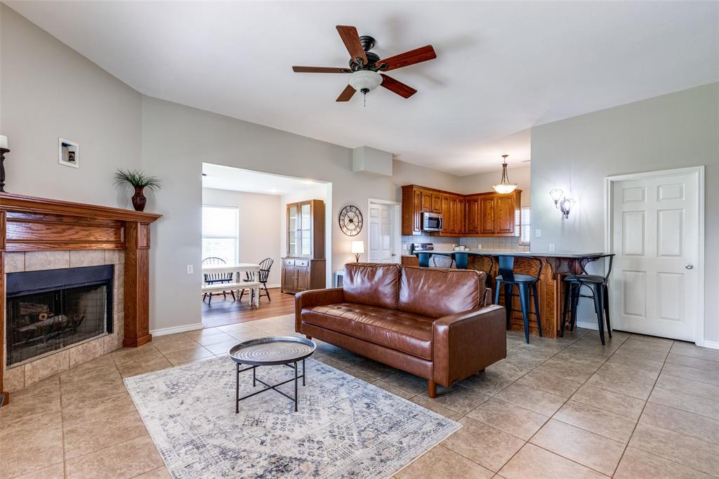 Bonham, Texas, 75418, United States, 3 Bedrooms Bedrooms, ,2 BathroomsBathrooms,Residential,For Sale,1691474