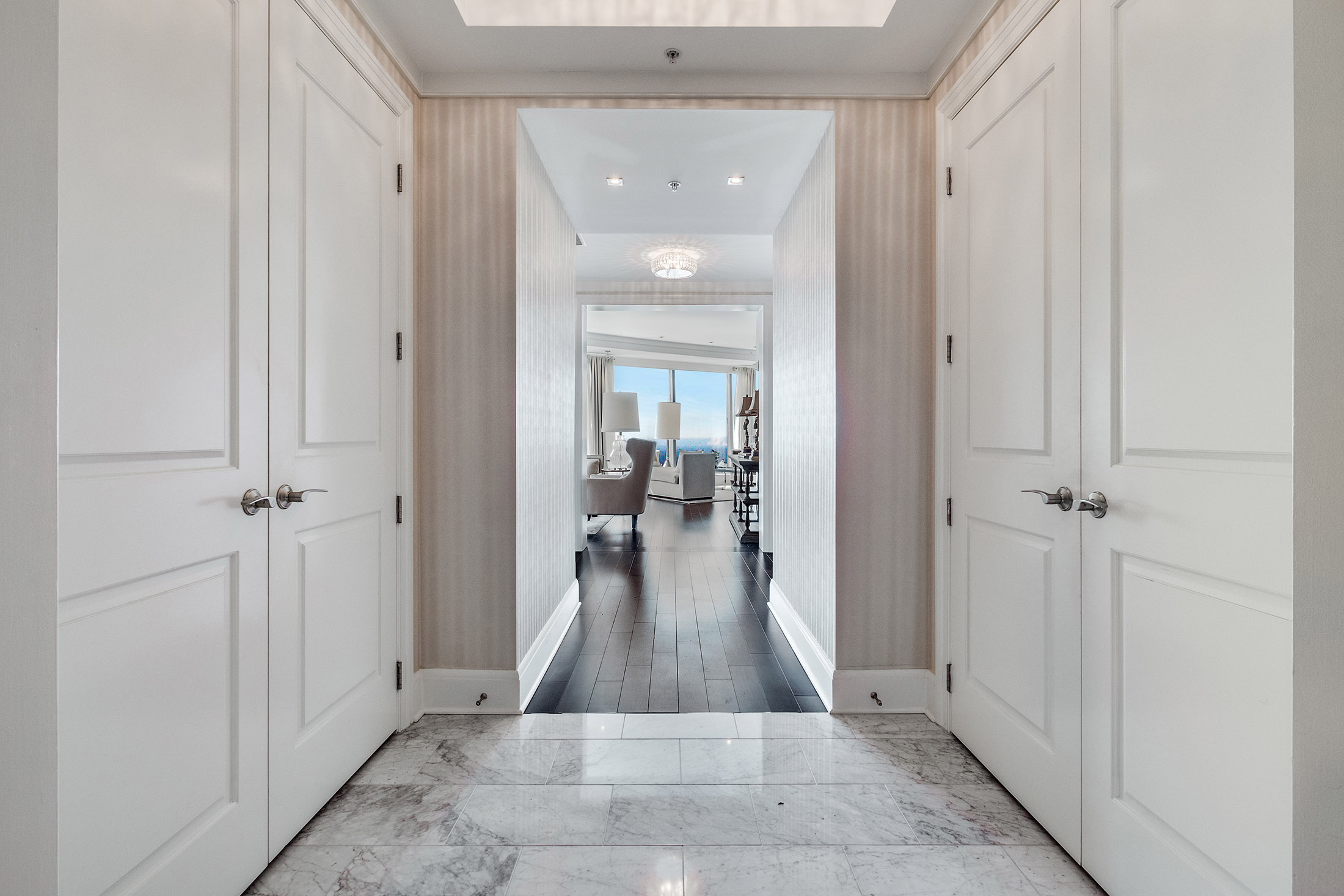  Exceptional Corner Unit with Stunning Skyline Views - 物件實景