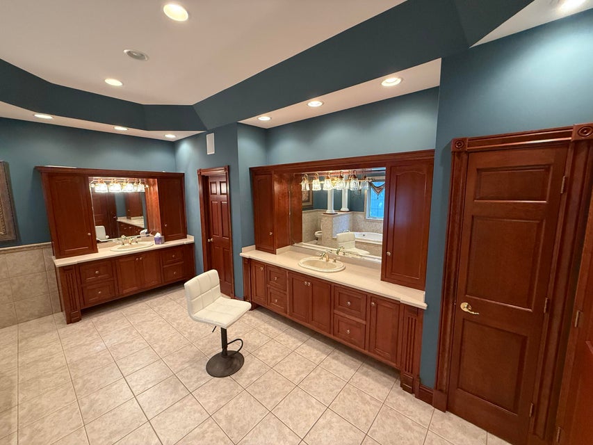 Somerset, Kentucky, 42501, United States, 5 Bedrooms Bedrooms, ,5 BathroomsBathrooms,Residential,For Sale,1975383