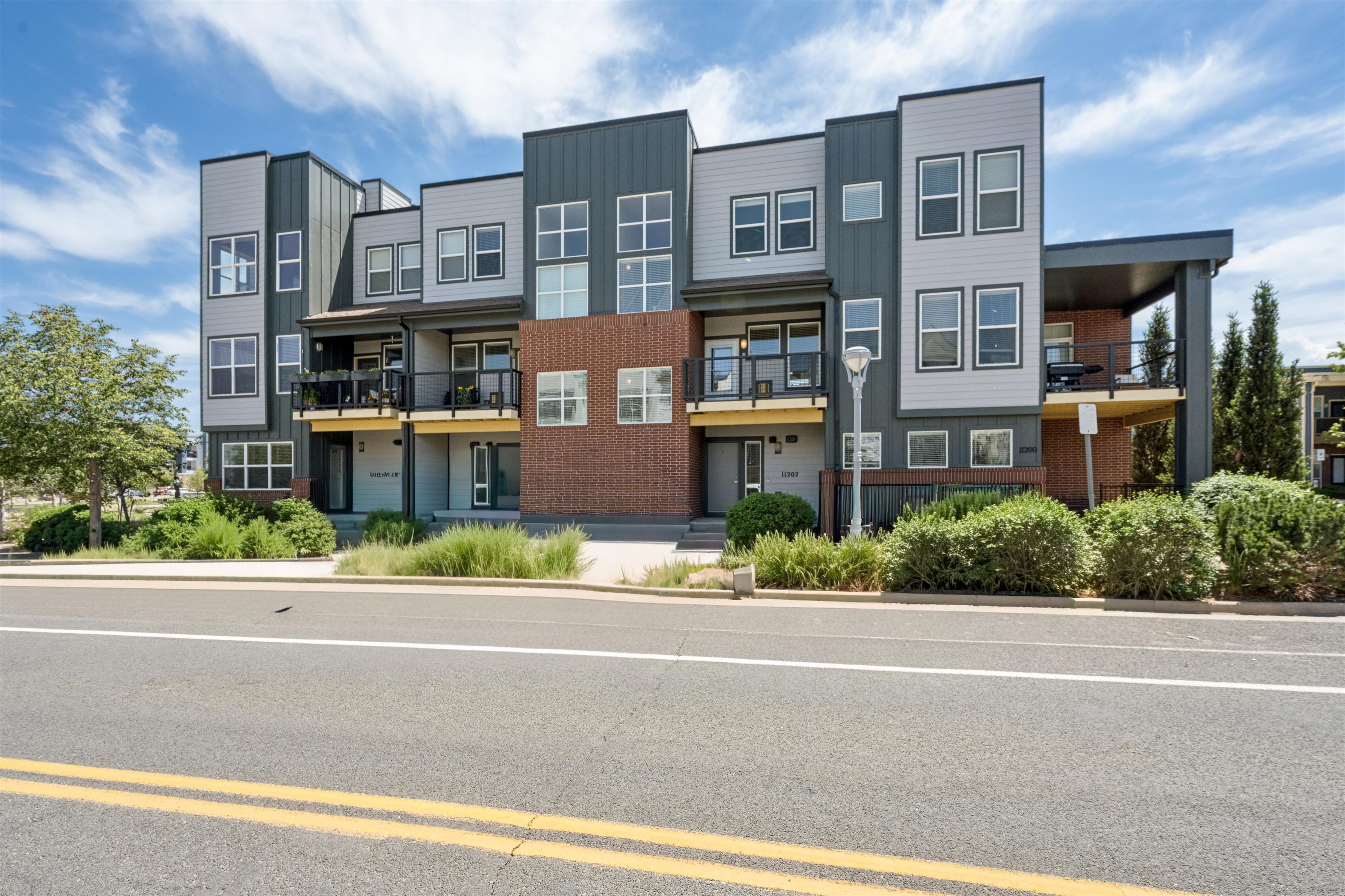  Elevated, Low-Maintenance Living In This Stylish Townhome - 物件實景