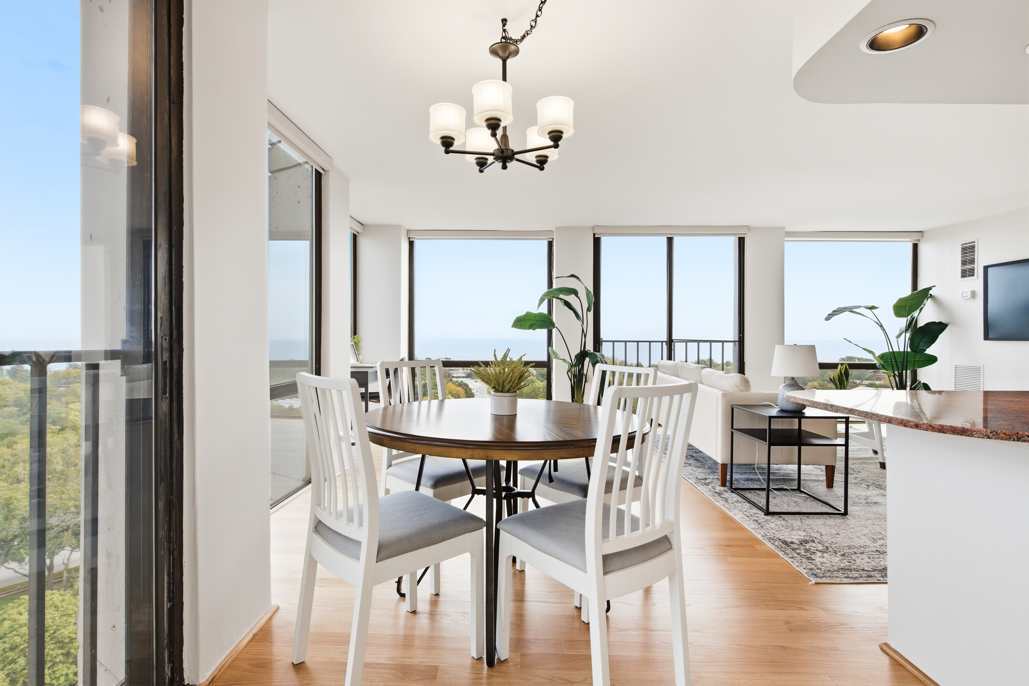  Spectacular 2-bedroom, 2-bath Corner Residence Perched High Above Lincoln Park - 物件實景