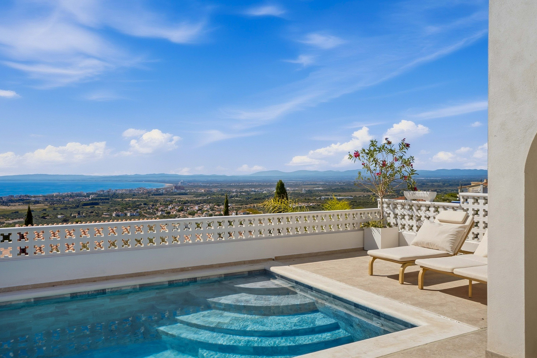  Contemporary villa with pool and panoramic views of Roses Bay - 物件實景