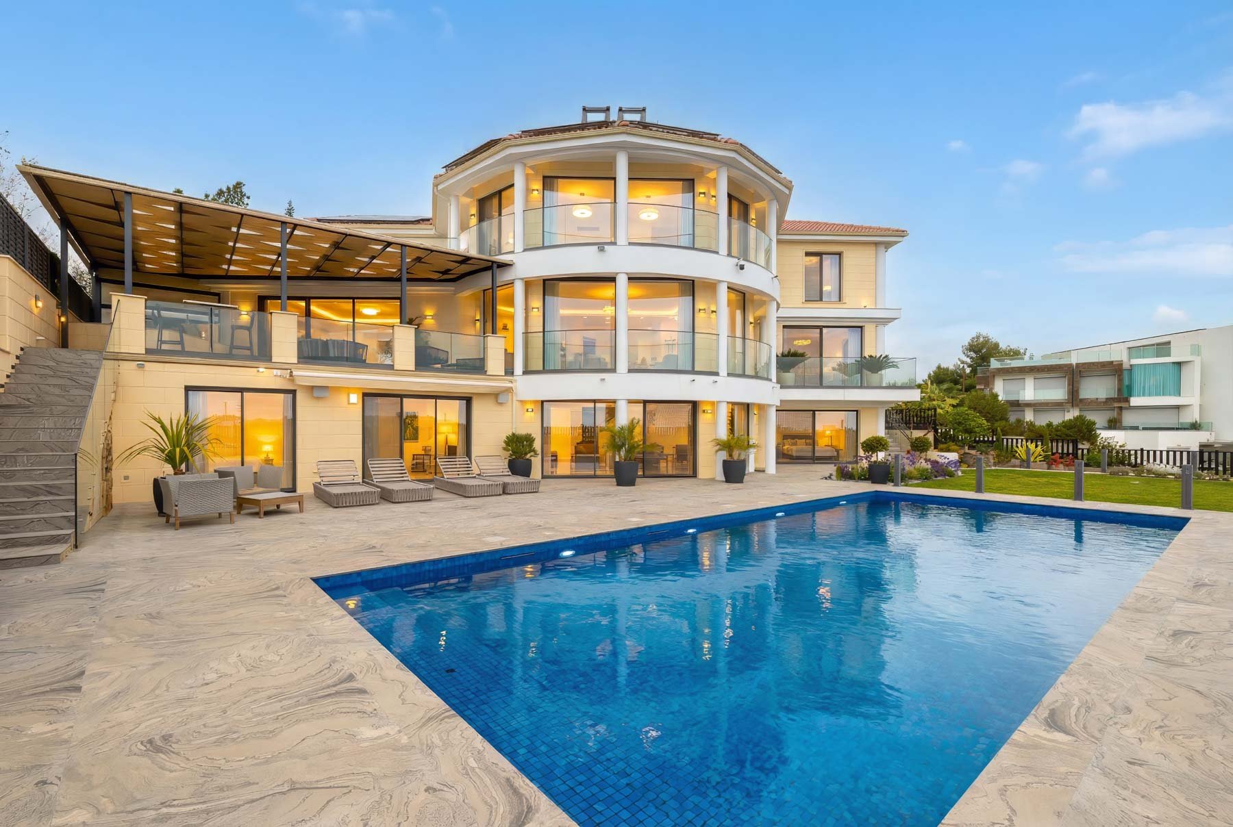  Statement Living: A Seven-Bedroom Villa with Private Pool in Limassol - 物件實景