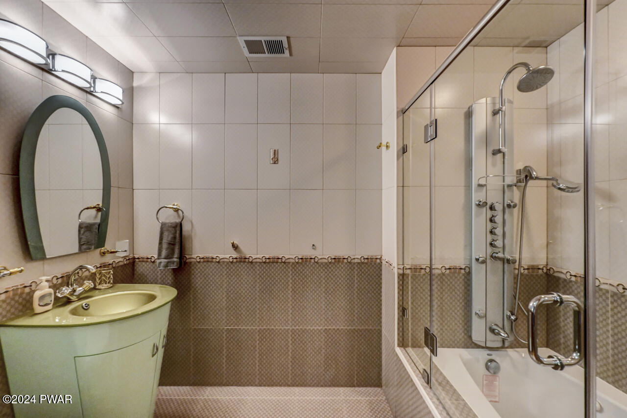 Albrightsville, Pennsylvania, 18210, United States, 4 Bedrooms Bedrooms, ,5 BathroomsBathrooms,Residential,For Sale,1982857