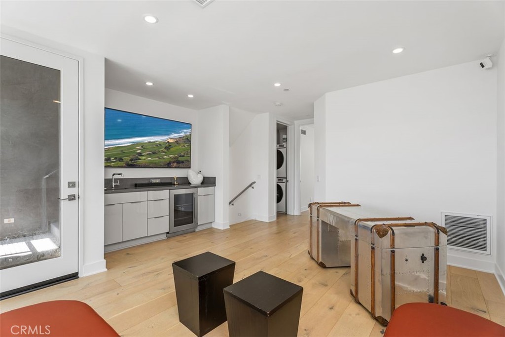 Newport Beach, California, 92663, United States, 2 Bedrooms Bedrooms, ,3 BathroomsBathrooms,Residential,For Sale,1989399