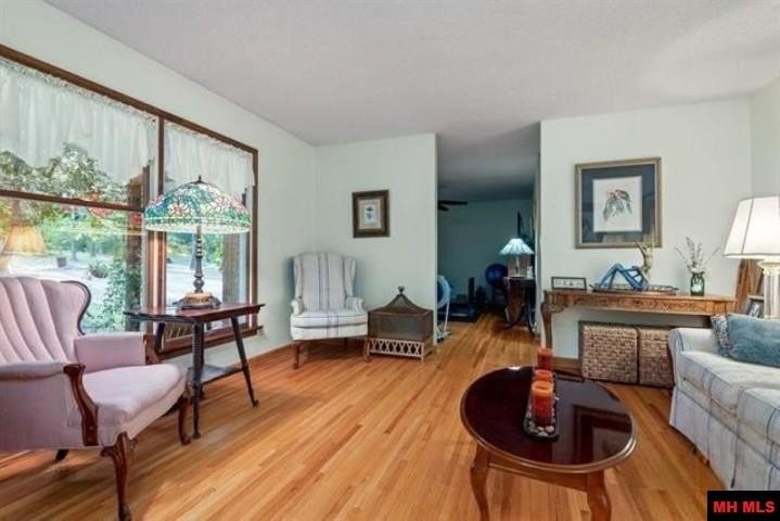 Mountain Home, Arkansas, 72653, United States, 5 Bedrooms Bedrooms, ,4 BathroomsBathrooms,Residential,For Sale,2031508