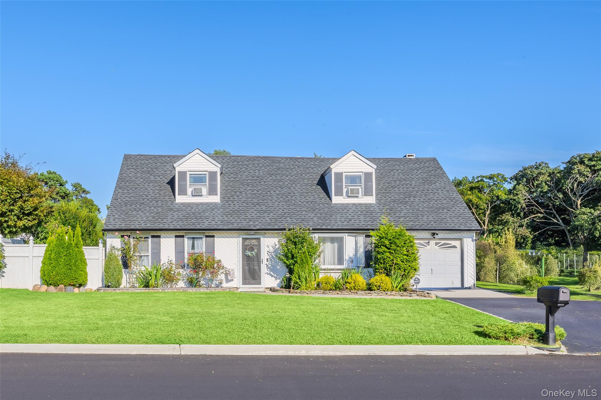 Farmingville, New York, 11738, United States, 4 Bedrooms Bedrooms, ,2 BathroomsBathrooms,Residential,For Sale,1928203
