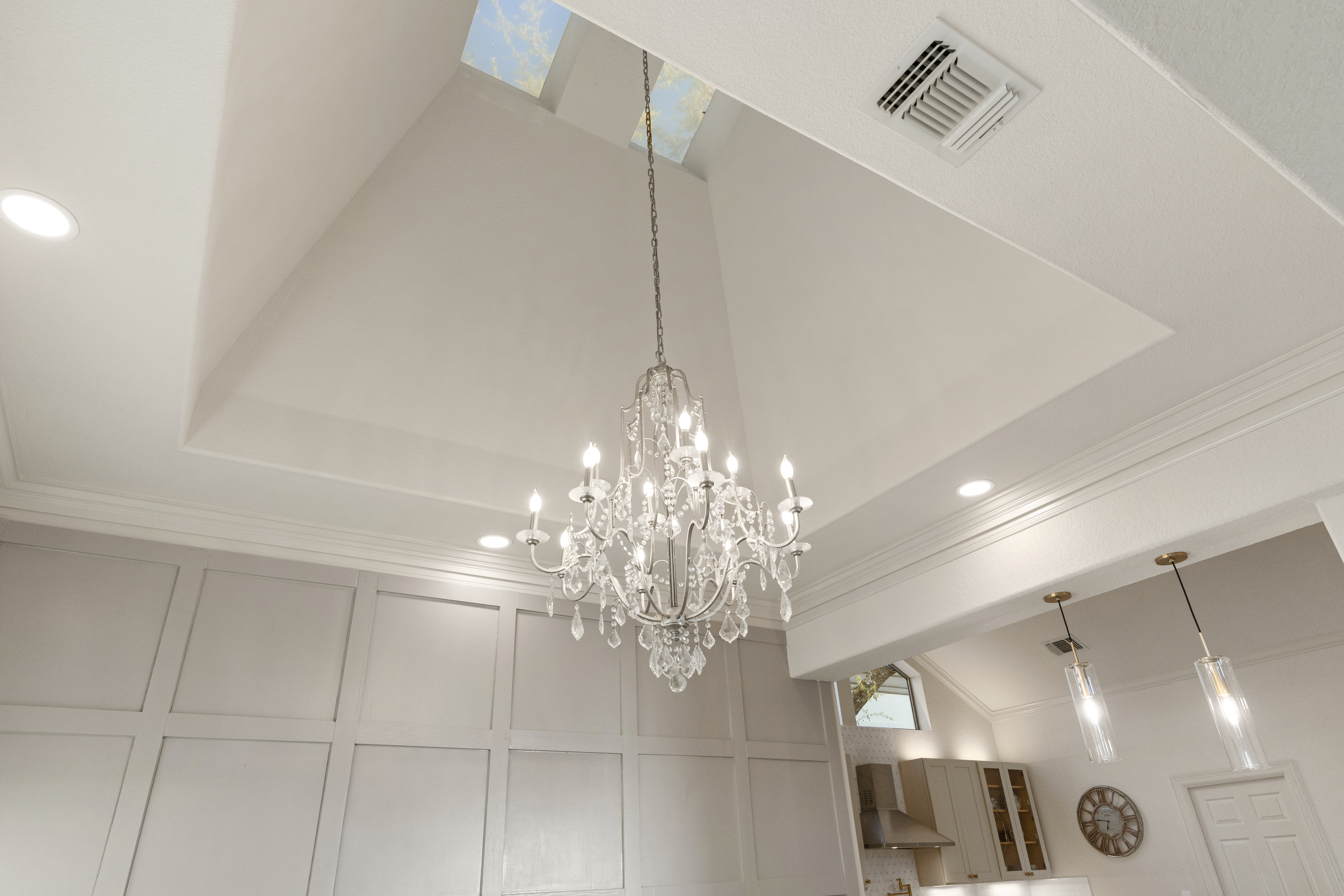  Updated Home with Captivating Interior Features - 物件實景