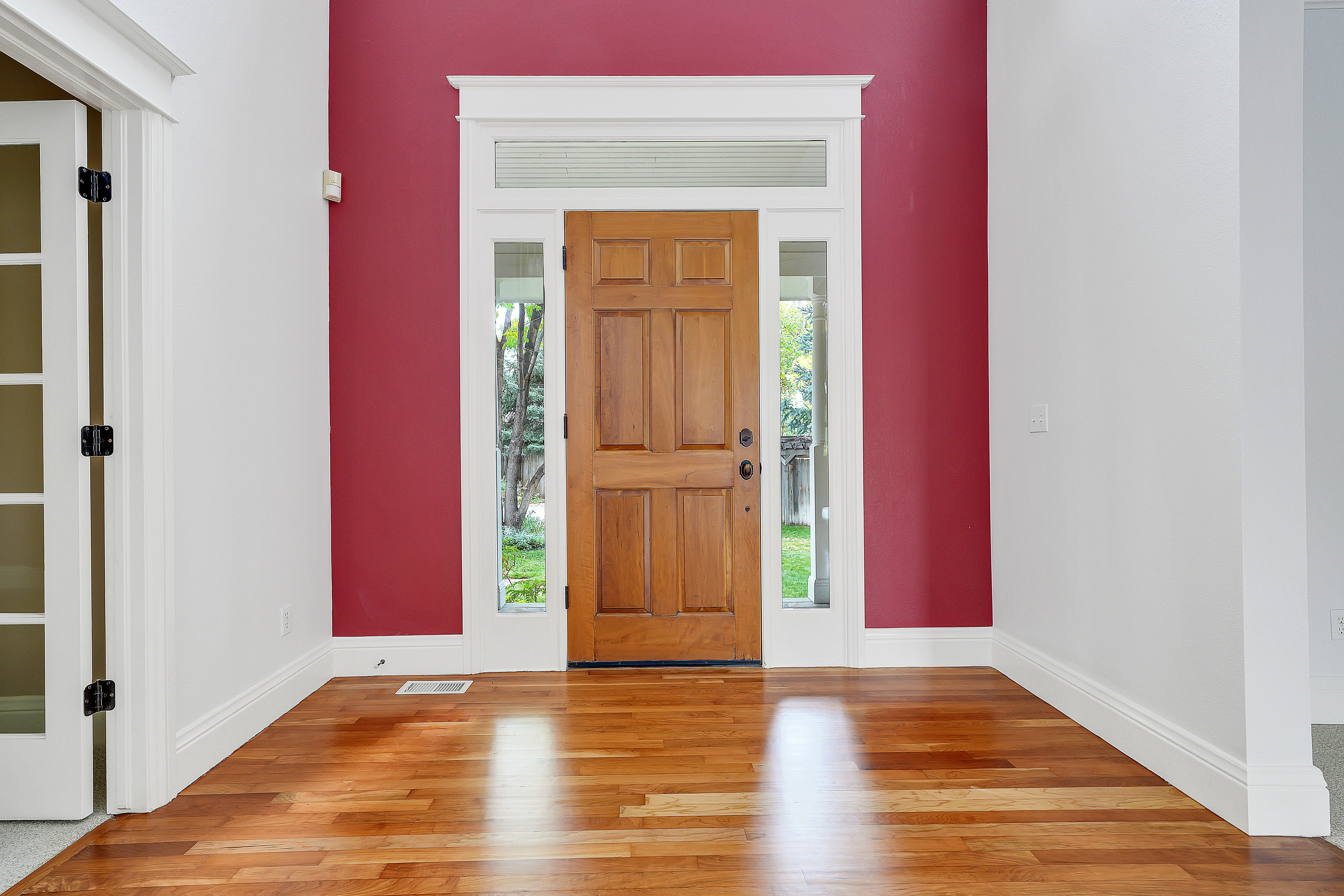 Custom Home with Vaulted Ceilings, Sauna and Wine Storage - 物件實景