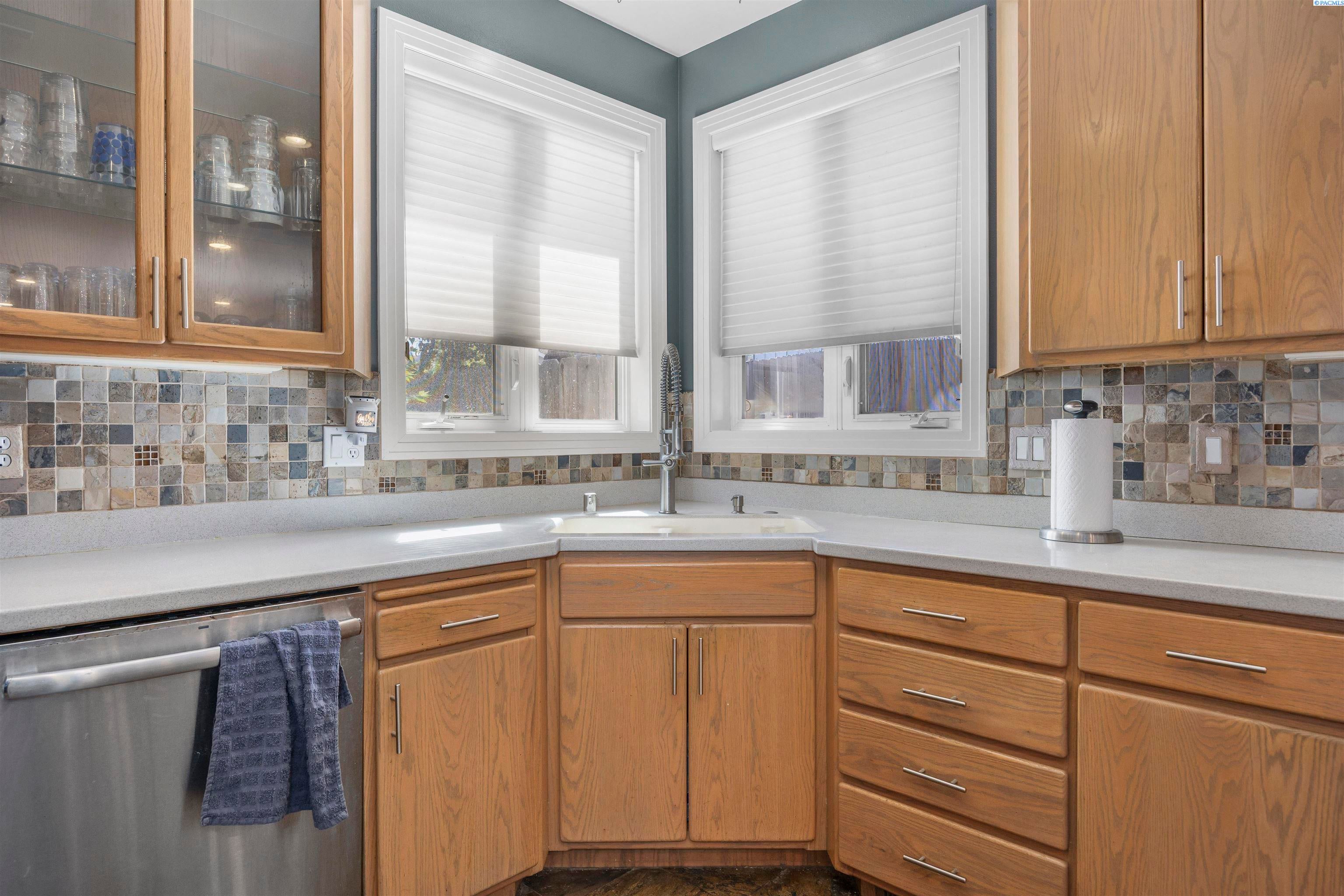 Kennewick, Washington, 99337, United States, 6 Bedrooms Bedrooms, ,4 BathroomsBathrooms,Residential,For Sale,1979182