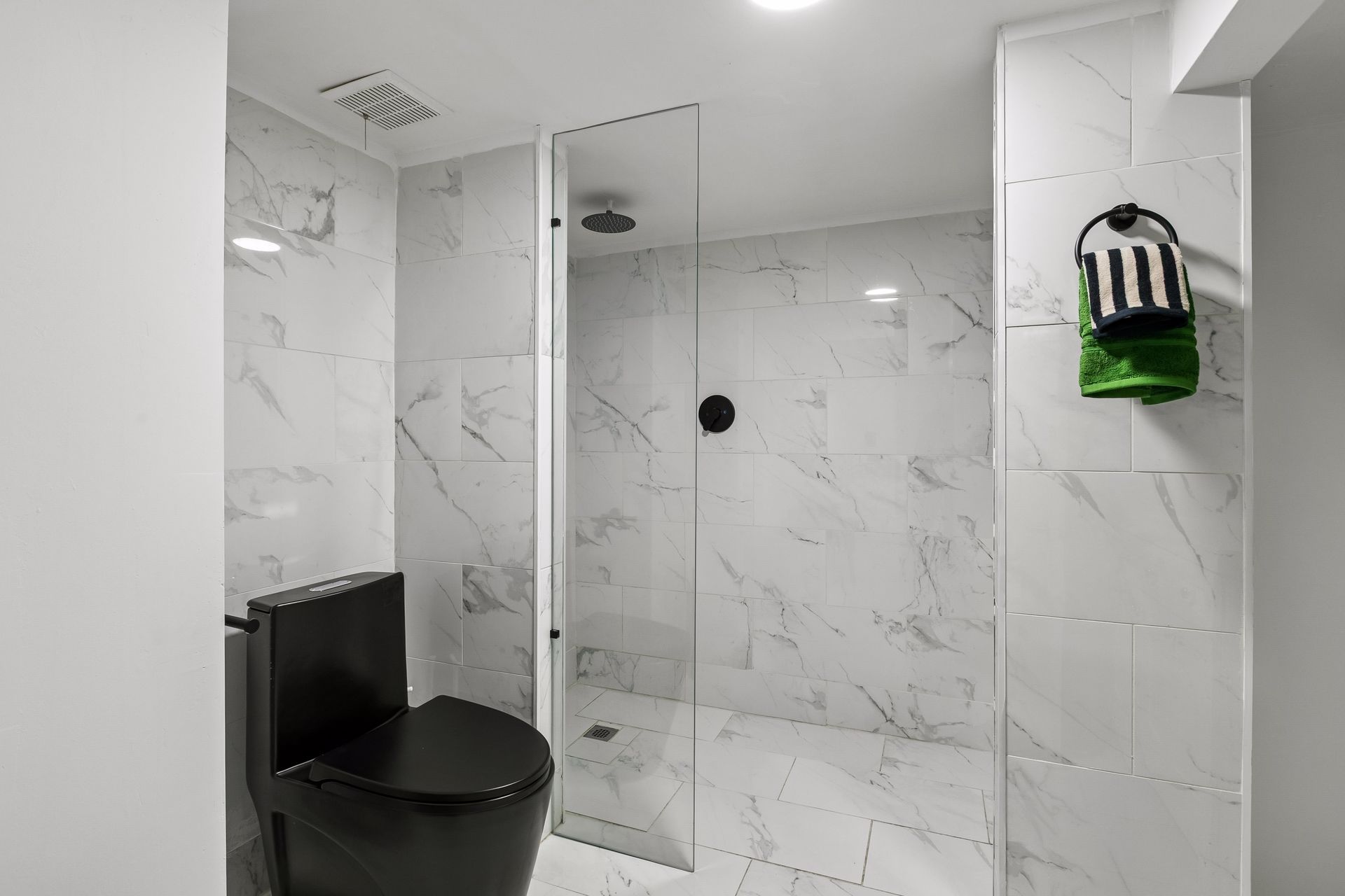  Modern Rambler with Designer Finishes - 物件實景