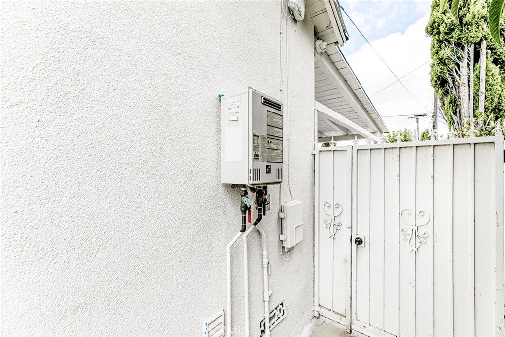 Van Nuys, California, 91402, United States, 3 Bedrooms Bedrooms, ,1 BathroomBathrooms,Residential,For Sale,1949812