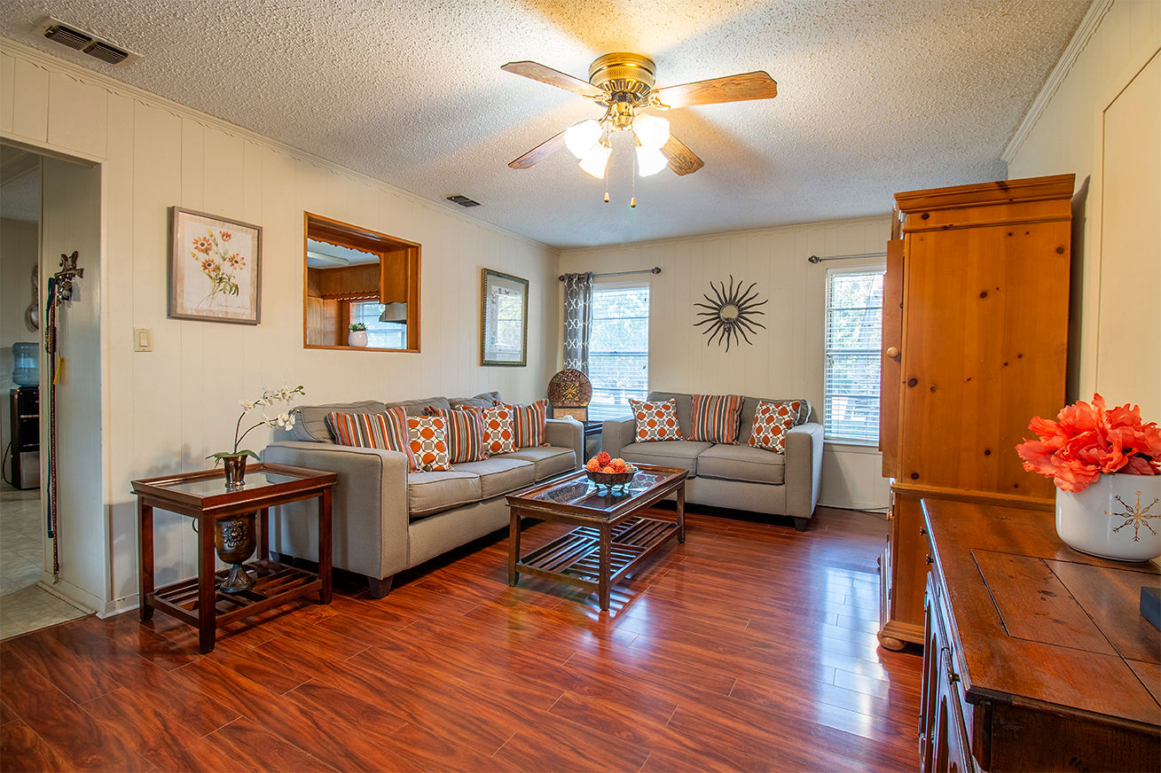 GRAND SALINE, Texas, 75140, United States, 3 Bedrooms Bedrooms, ,2 BathroomsBathrooms,Residential,For Sale,1960368