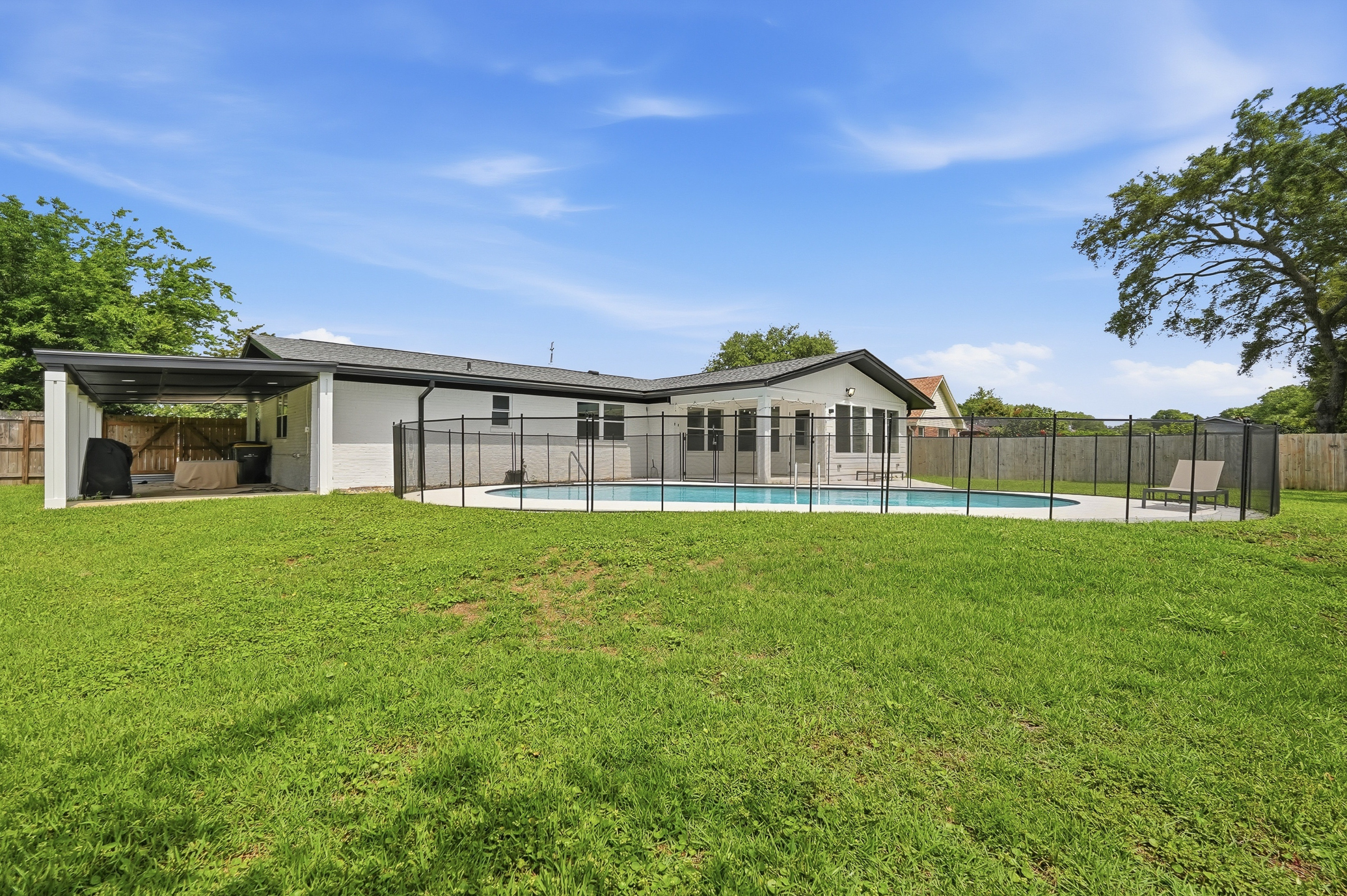  Move-In Ready Pool Home with Thoughtful Modern Updates - 物件實景